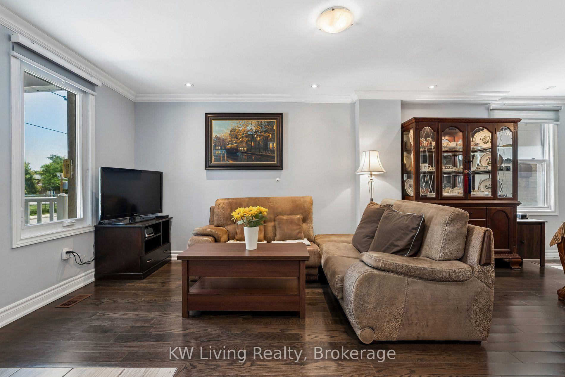 Photo 4 of 116 Seventh Street, Etobicoke, New Toronto — HOMEH