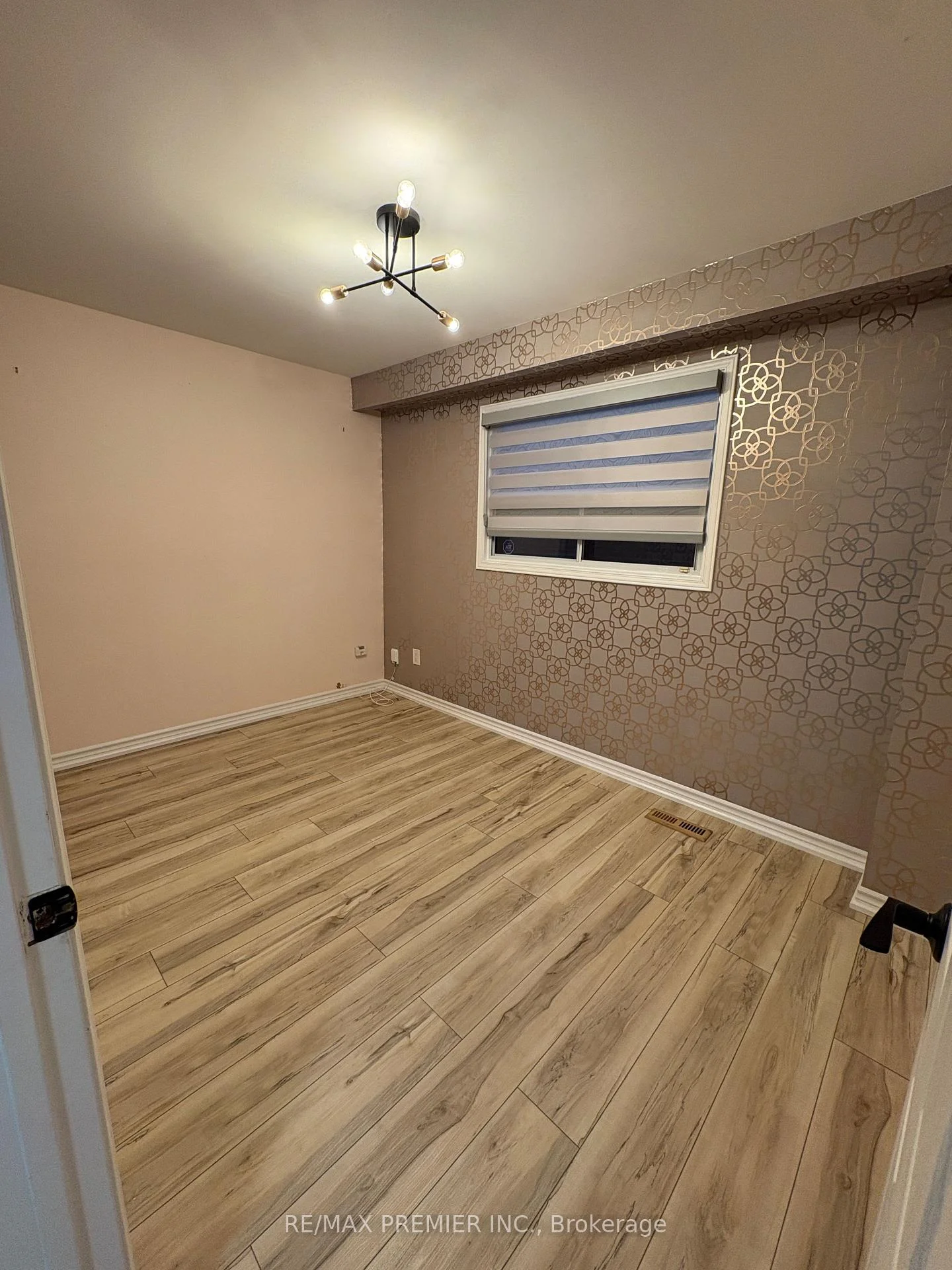 Photo 7 of Unit Lower Level, 21 Avon Crescent, Vaughan, East Woodbridge — HOMEH