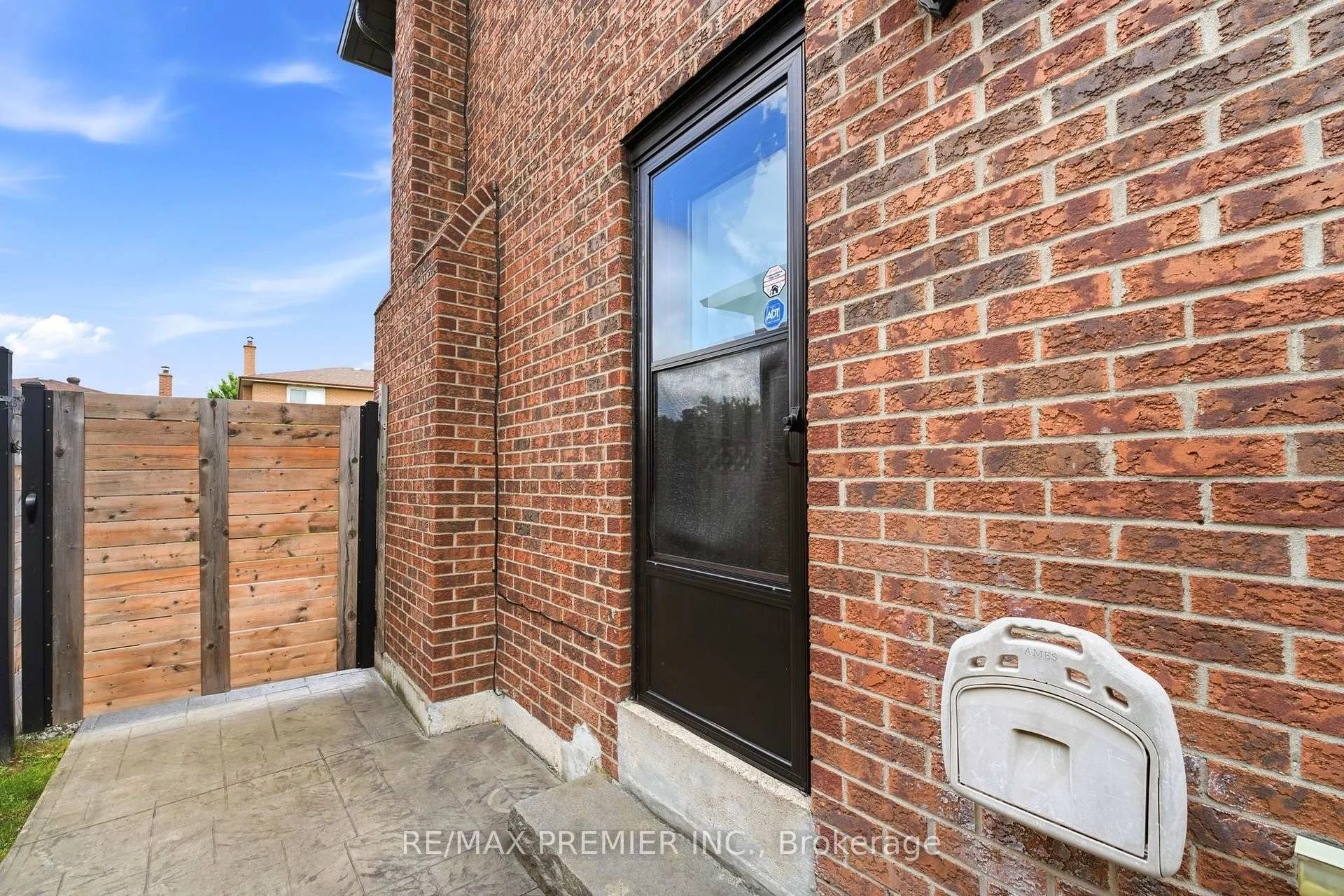 Photo 8 of Unit Lower Level, 21 Avon Crescent, Vaughan, East Woodbridge — HOMEH