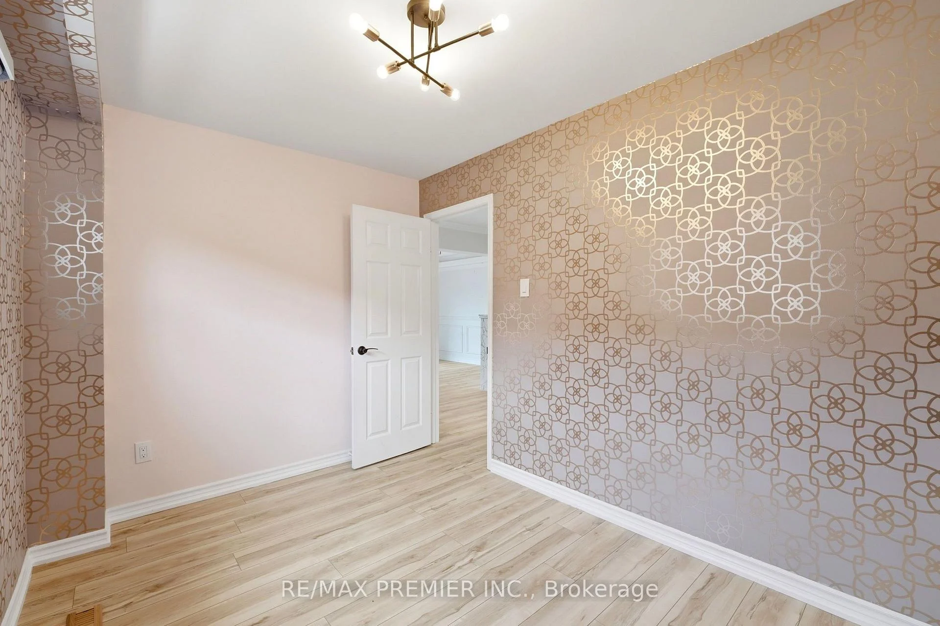 Photo 12 of Unit Lower Level, 21 Avon Crescent, Vaughan, East Woodbridge — HOMEH