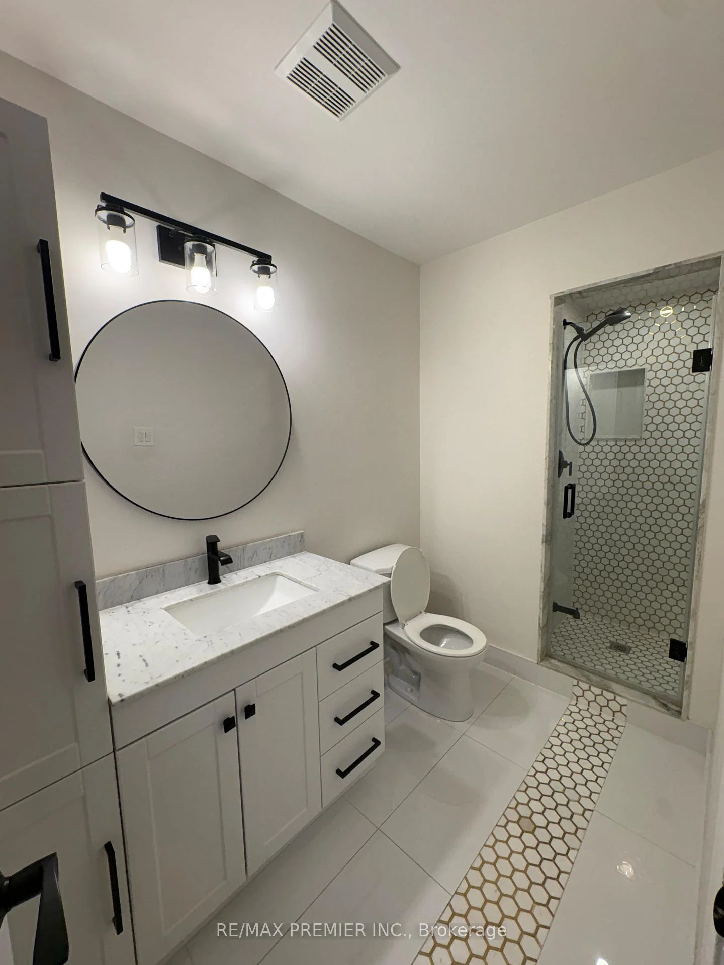 Photo 13 of Unit Lower Level, 21 Avon Crescent, Vaughan, East Woodbridge — HOMEH