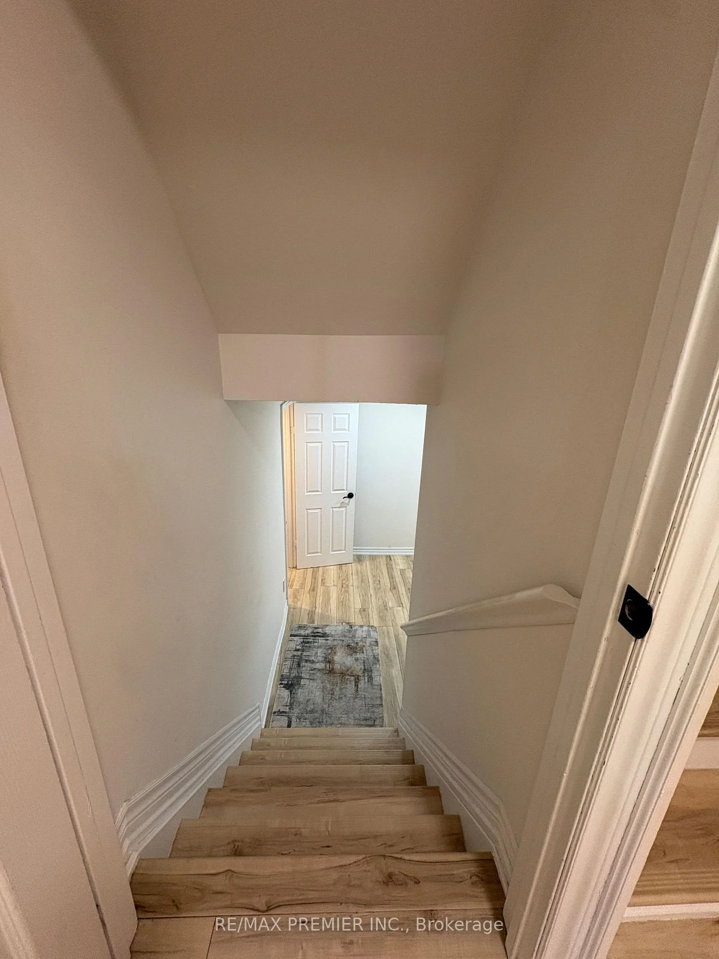 Photo 15 of Unit Lower Level, 21 Avon Crescent, Vaughan, East Woodbridge — HOMEH