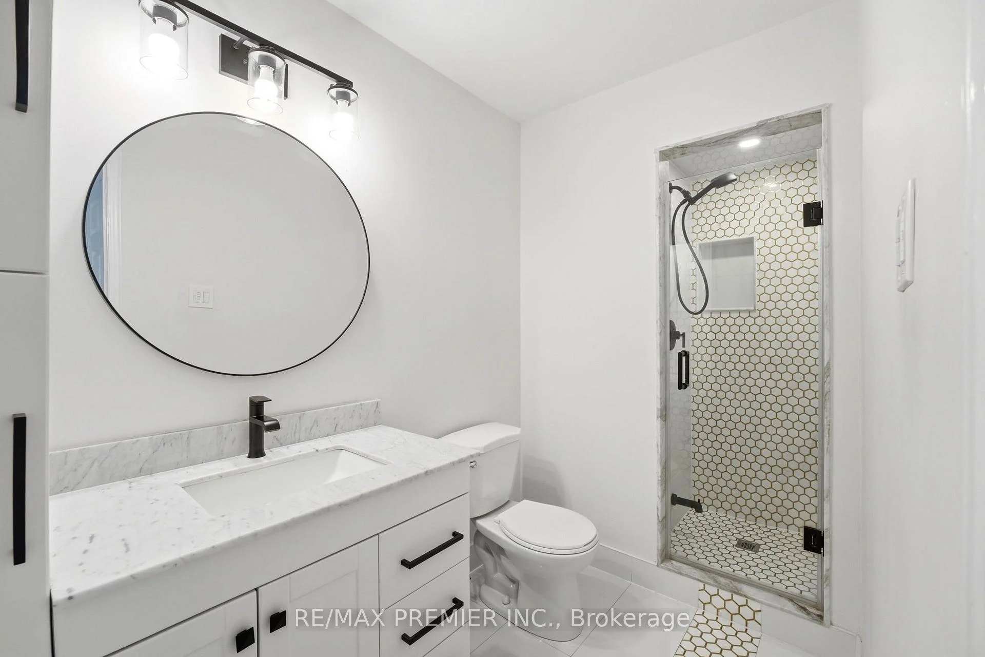 Photo 16 of Unit Lower Level, 21 Avon Crescent, Vaughan, East Woodbridge — HOMEH