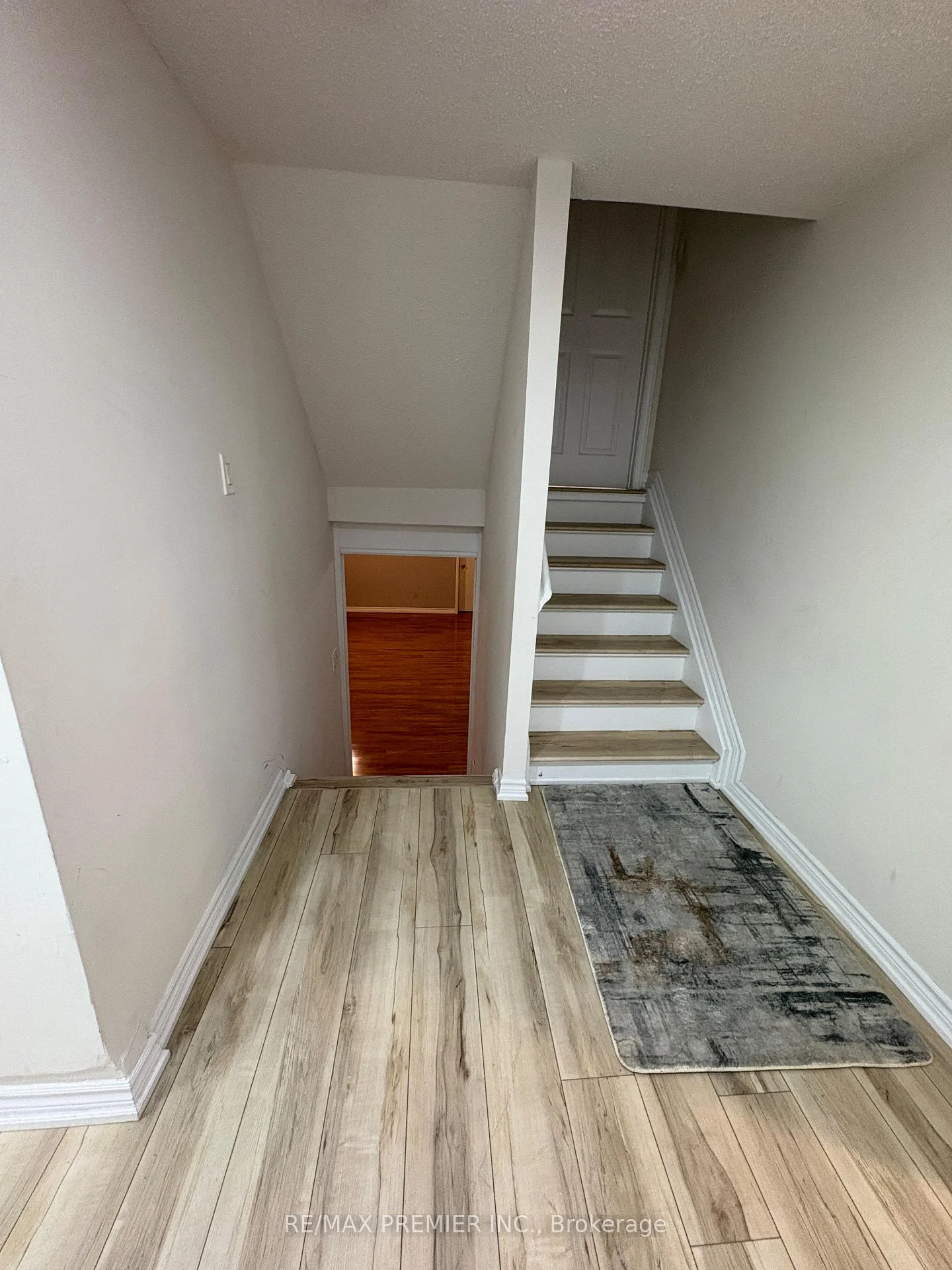 Photo 21 of Unit Lower Level, 21 Avon Crescent, Vaughan, East Woodbridge — HOMEH