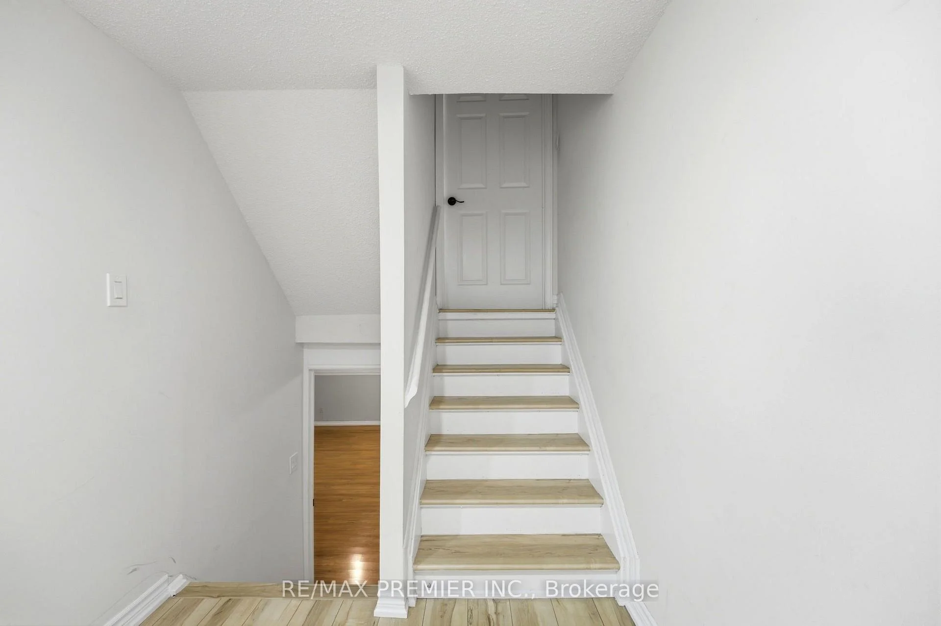 Photo 30 of Unit Lower Level, 21 Avon Crescent, Vaughan, East Woodbridge — HOMEH
