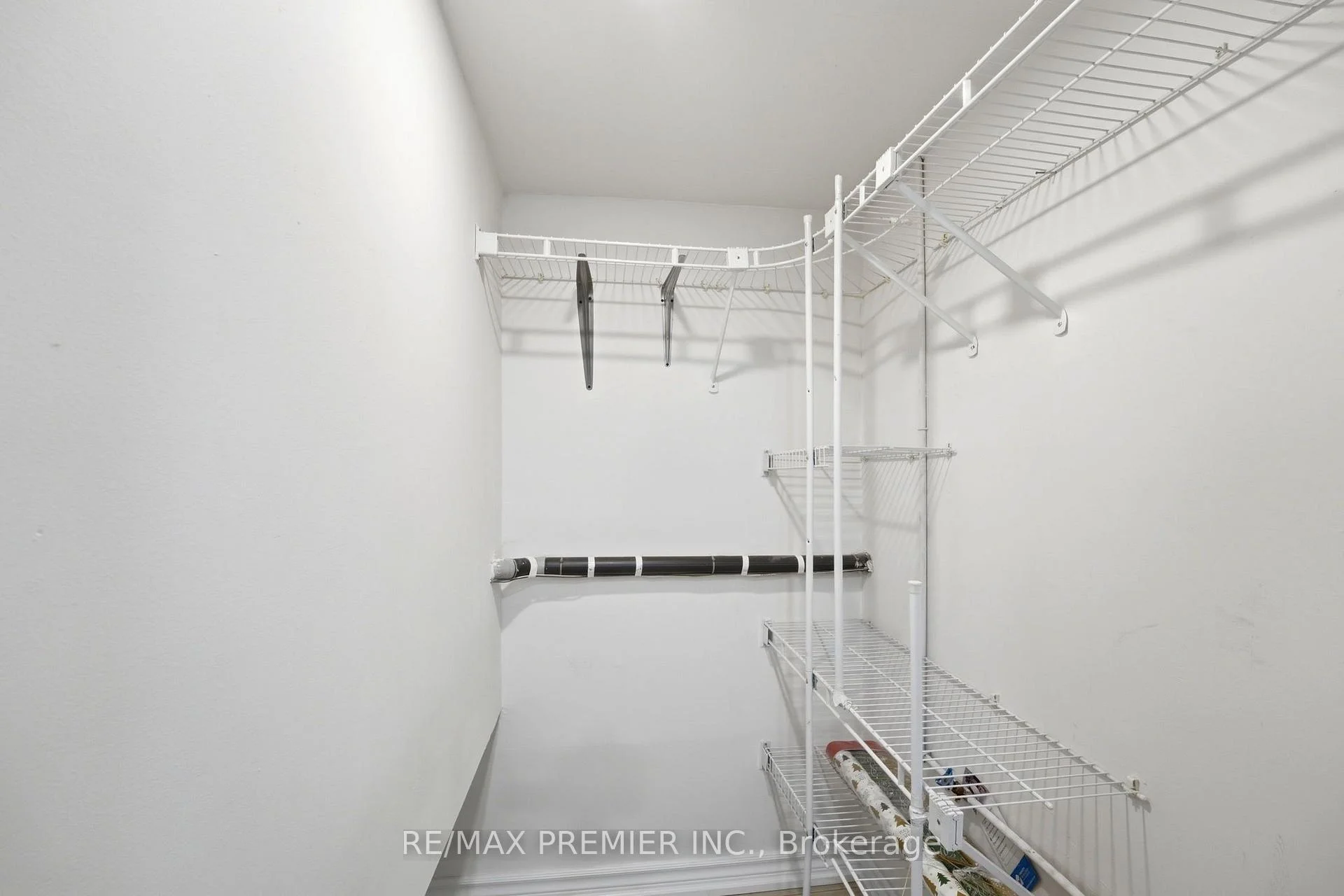 Photo 32 of Unit Lower Level, 21 Avon Crescent, Vaughan, East Woodbridge — HOMEH