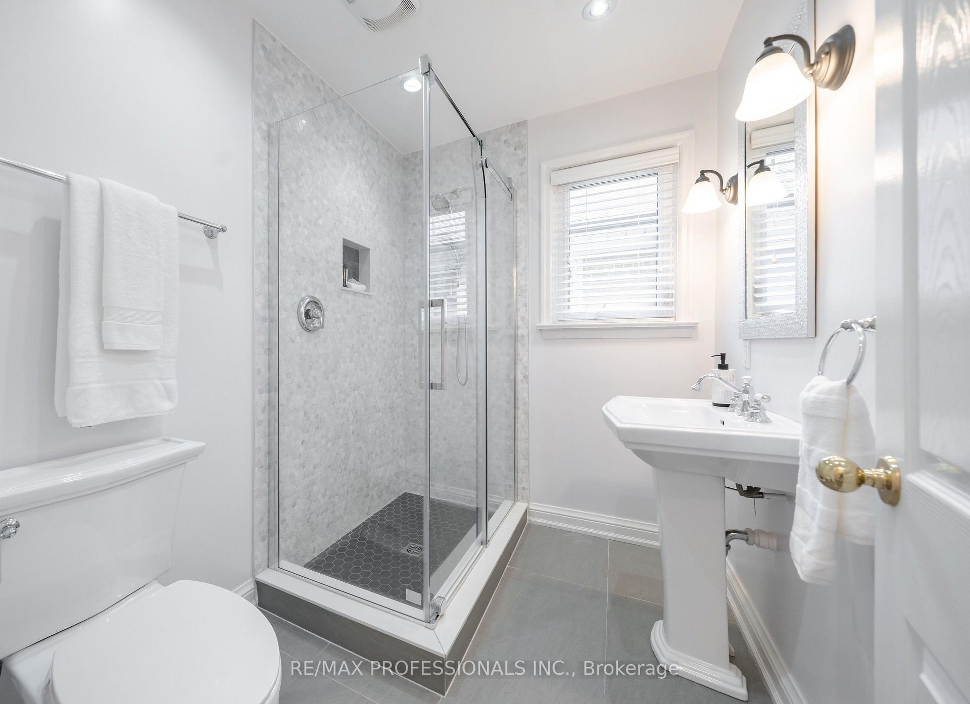 Photo 12 of 86 Van Dusen Boulevard, Etobicoke, Stonegate-Queensway — HOMEH