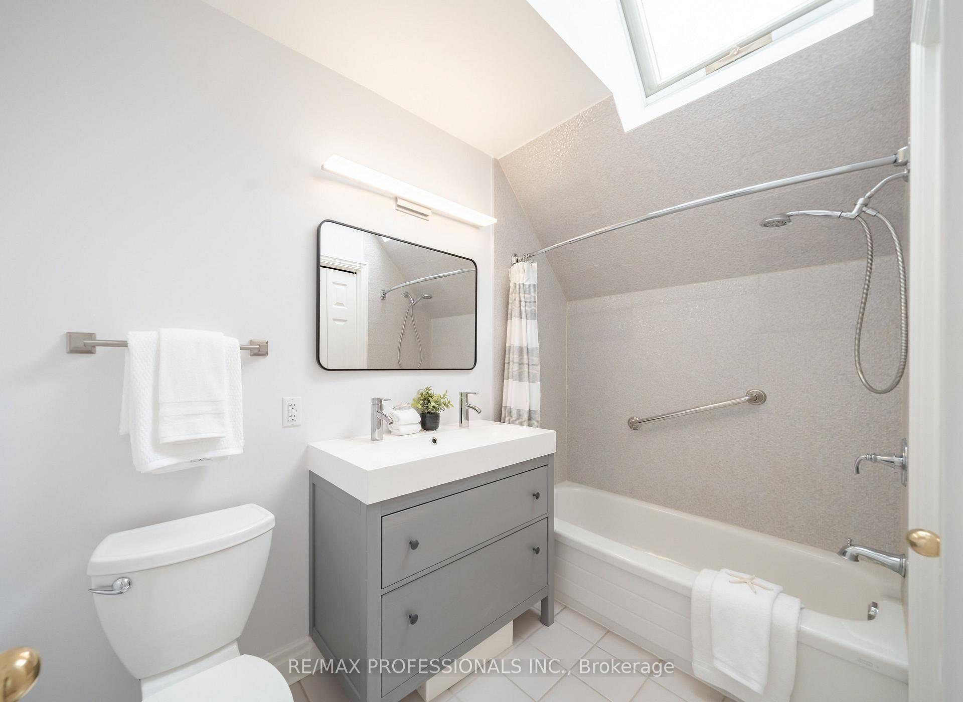 Photo 19 of 86 Van Dusen Boulevard, Etobicoke, Stonegate-Queensway — HOMEH