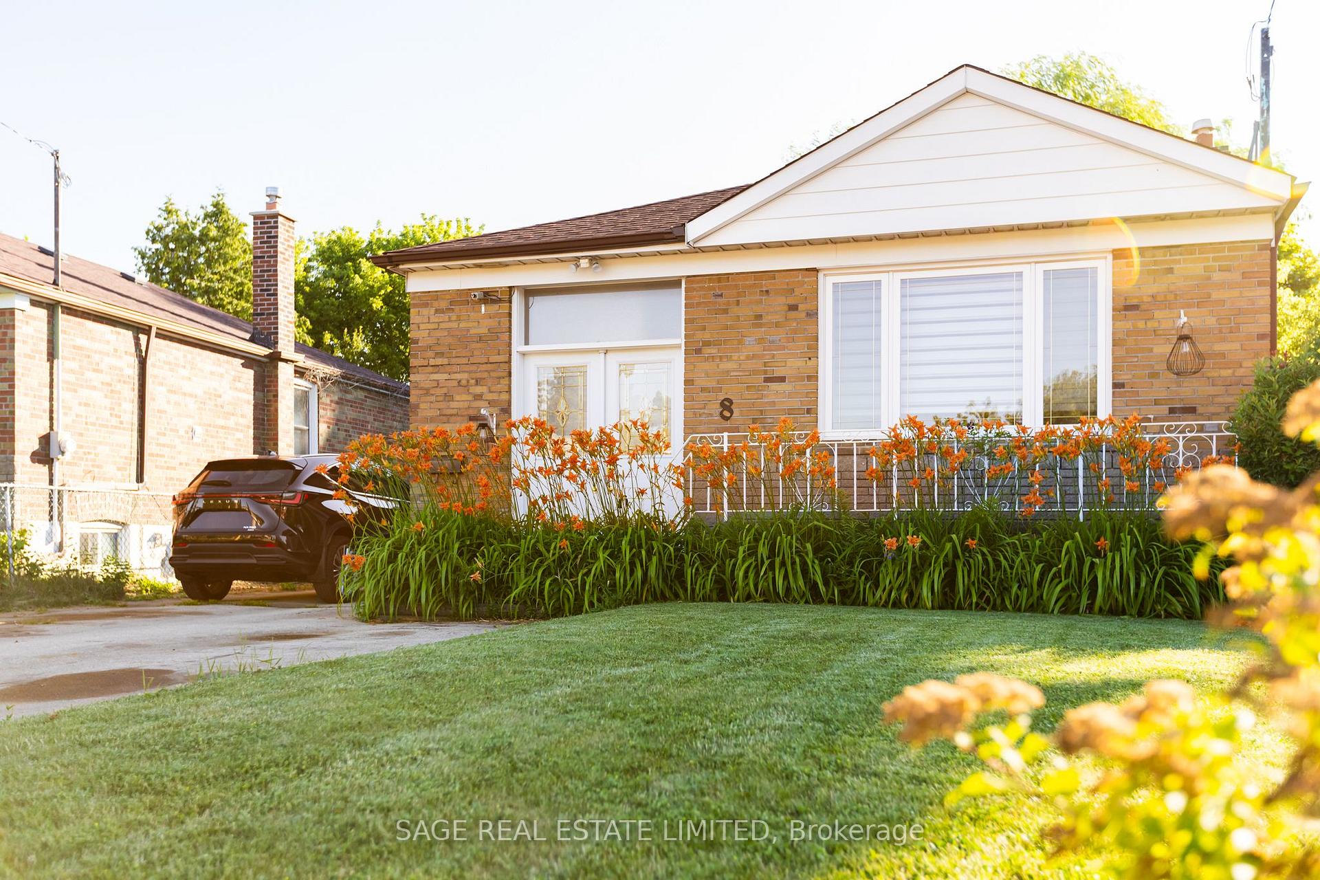Photo 1 of 8 Lombardy Crescent, Scarborough, Kennedy Park — HOMEH