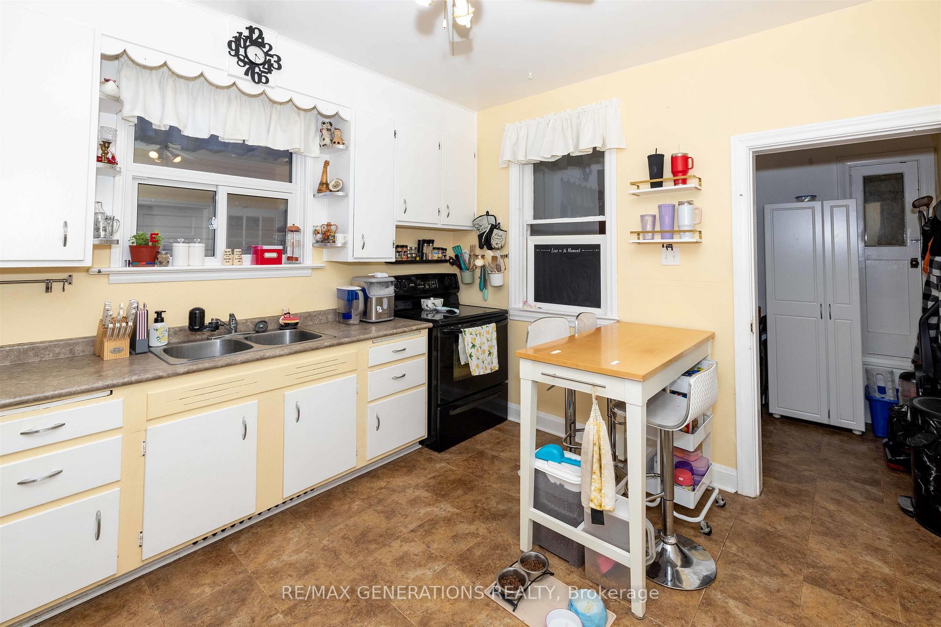 Photo 8 of 825 Alberta Street, Thunder Bay, East End — HOMEH