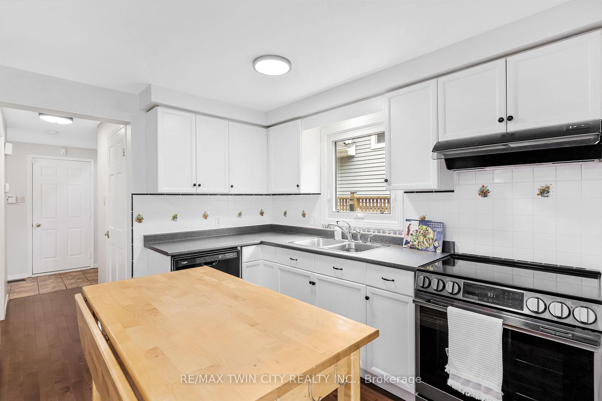 Photo 16 of 532 Red River Drive, Kitchener, Highland West — HOMEH