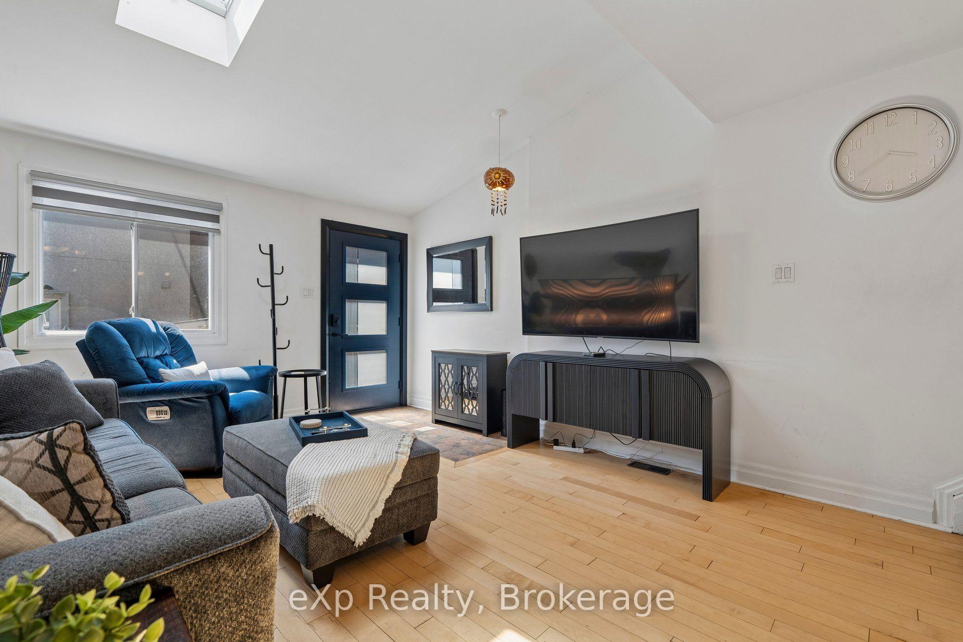 Photo 11 of 313 Bartlett Avenue N, Toronto, Dovercourt-Wallace Emerson-Junction — HOMEH