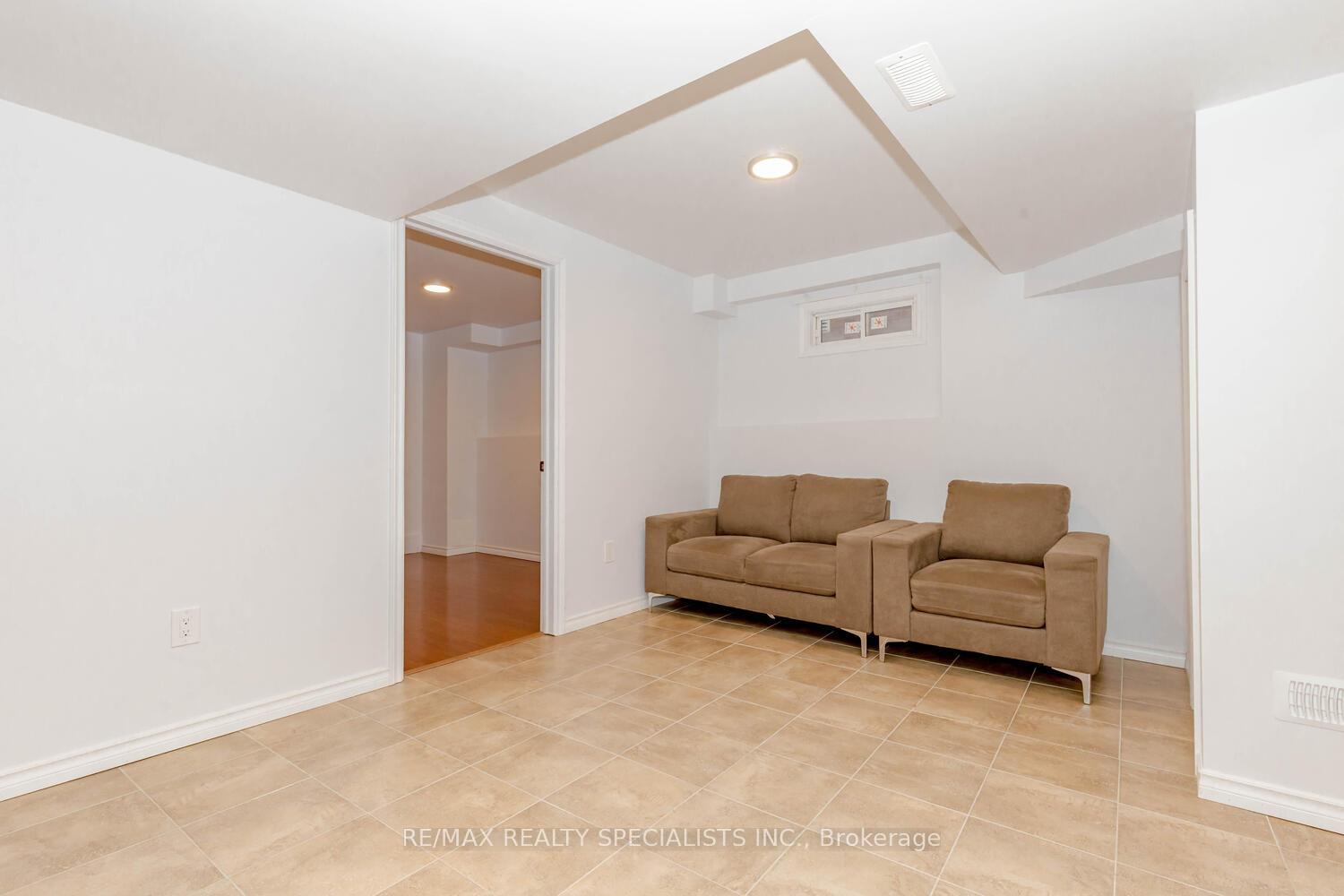 Photo 7 of 84 Tysonville Circle, Brampton, Northwest Brampton — HOMEH