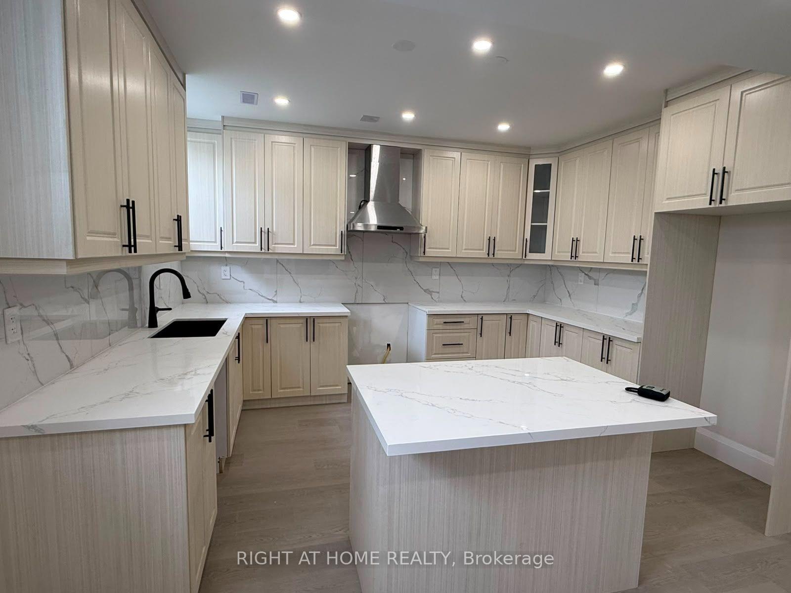 Photo 3 of Unit B, 2 Chesney Crescent, Vaughan, Kleinburg — HOMEH