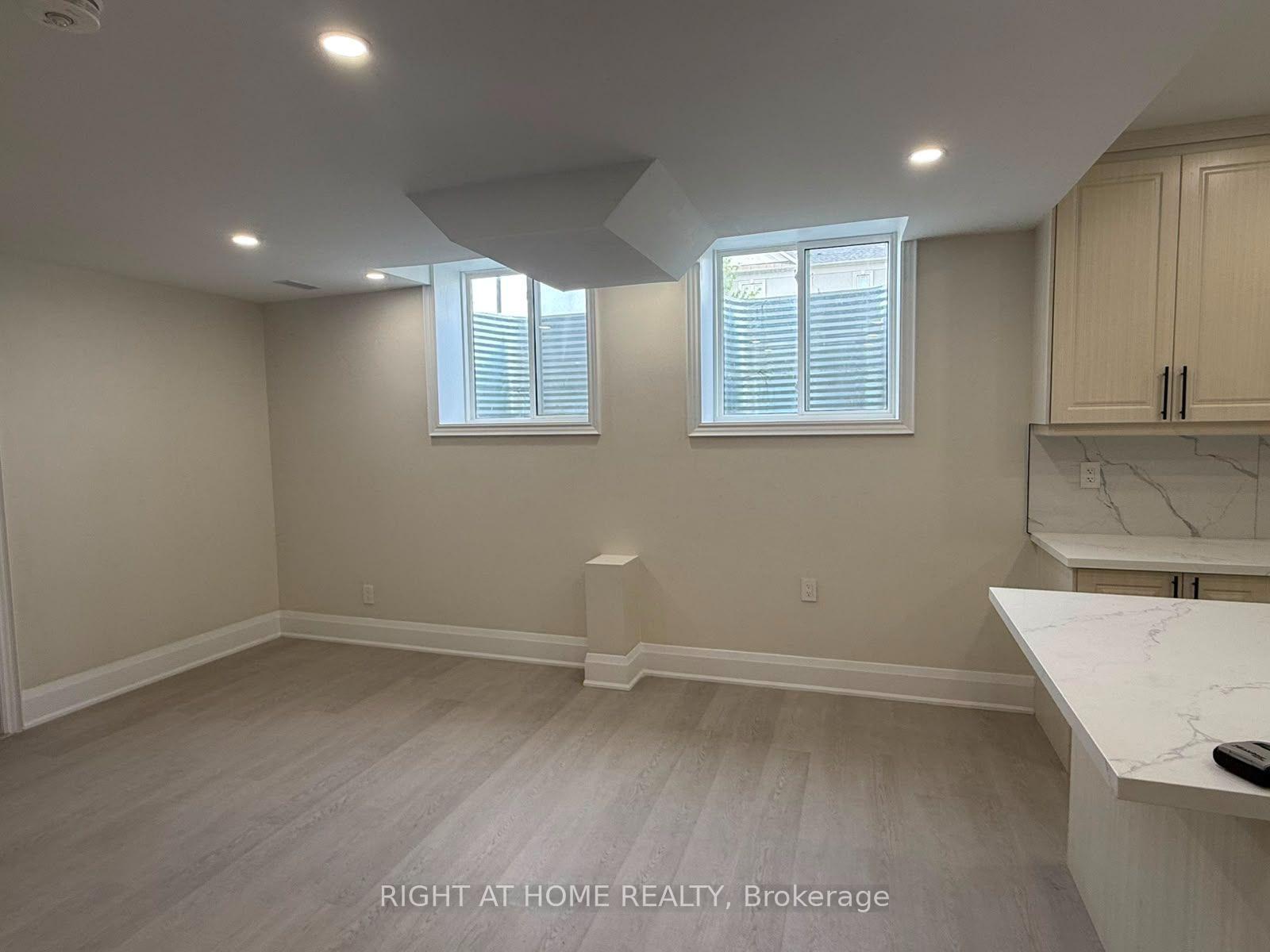 Photo 4 of Unit B, 2 Chesney Crescent, Vaughan, Kleinburg — HOMEH