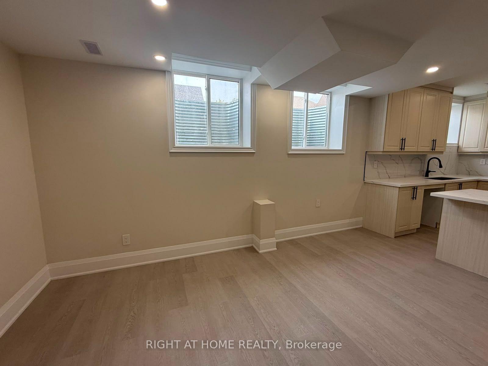 Photo 5 of Unit B, 2 Chesney Crescent, Vaughan, Kleinburg — HOMEH