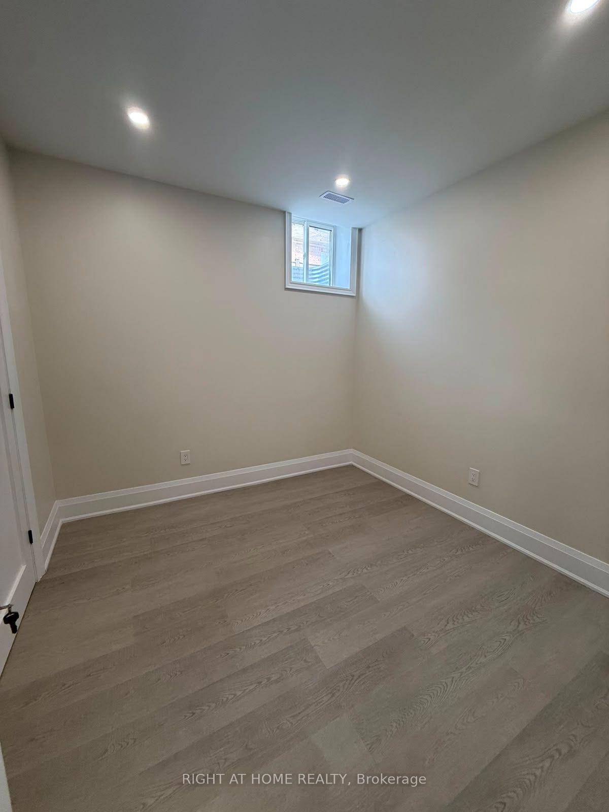 Photo 8 of Unit B, 2 Chesney Crescent, Vaughan, Kleinburg — HOMEH