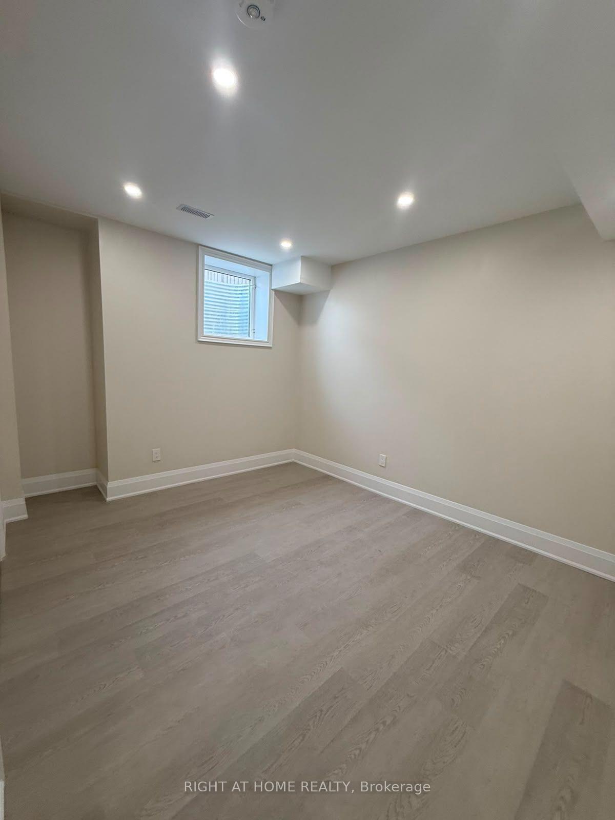 Photo 9 of Unit B, 2 Chesney Crescent, Vaughan, Kleinburg — HOMEH