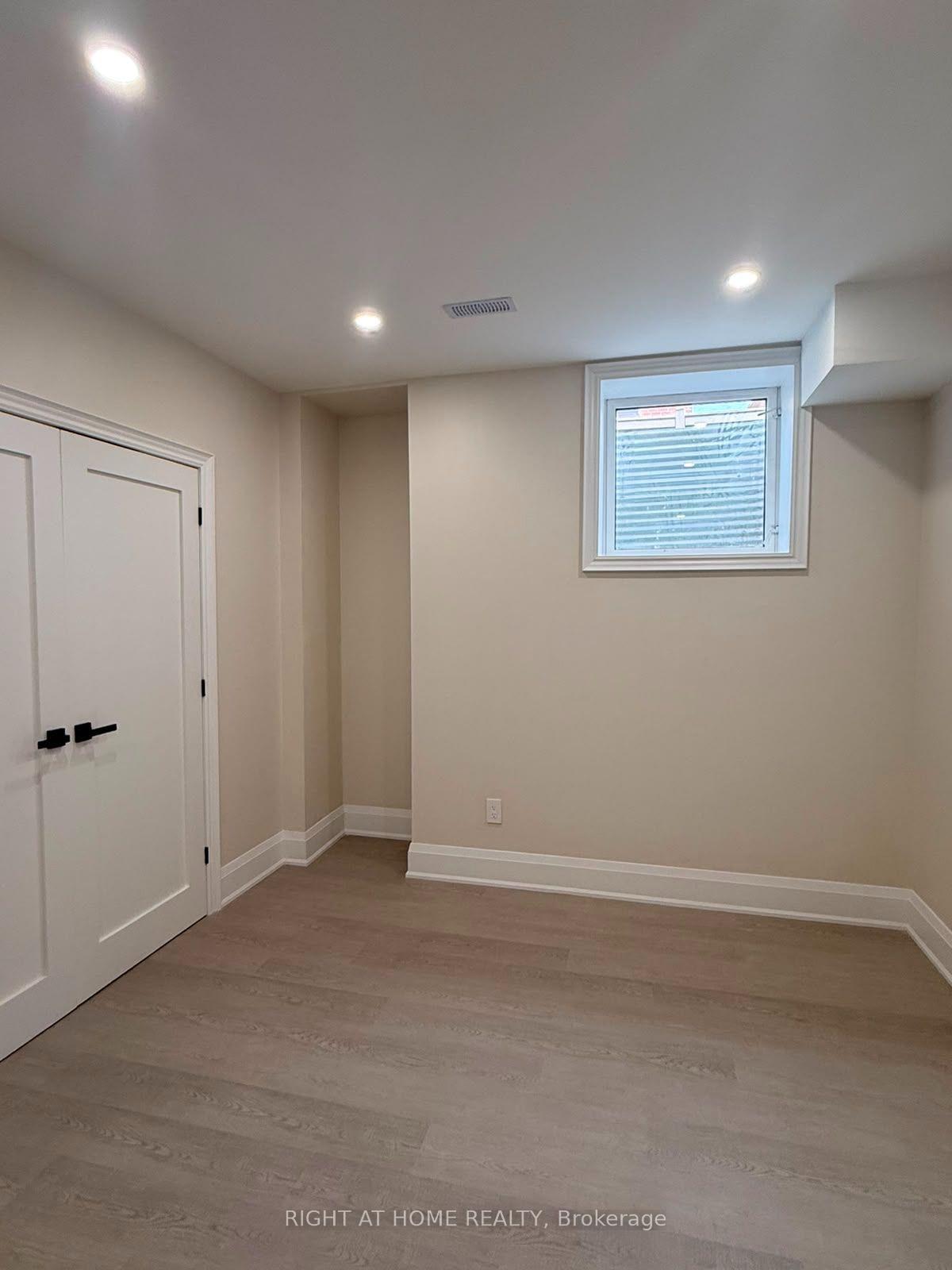 Photo 11 of Unit B, 2 Chesney Crescent, Vaughan, Kleinburg — HOMEH