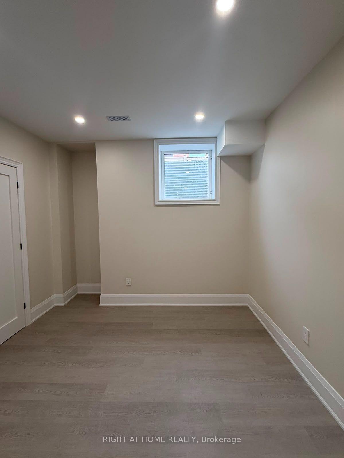 Photo 12 of Unit B, 2 Chesney Crescent, Vaughan, Kleinburg — HOMEH