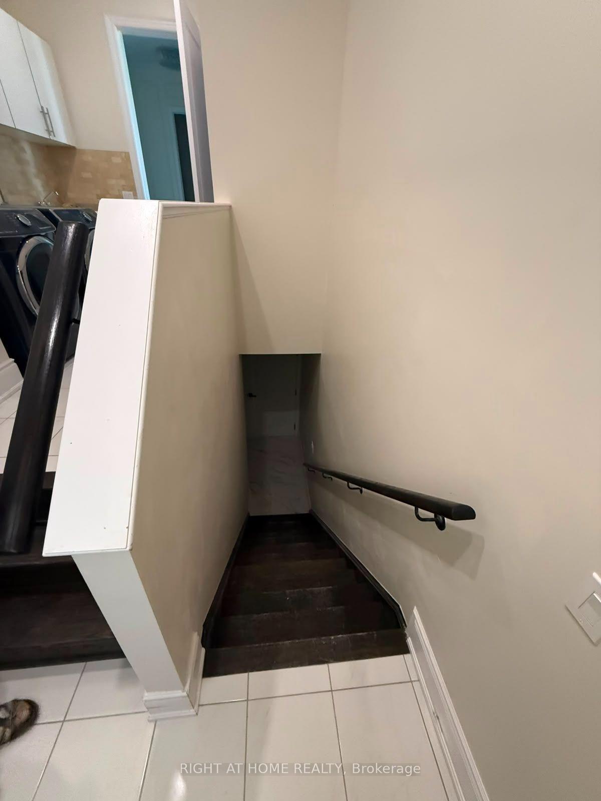 Photo 15 of Unit B, 2 Chesney Crescent, Vaughan, Kleinburg — HOMEH