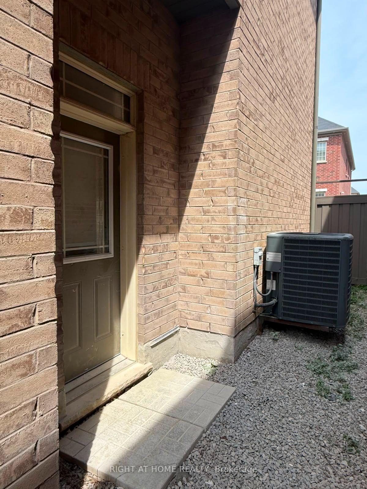 Photo 16 of Unit B, 2 Chesney Crescent, Vaughan, Kleinburg — HOMEH