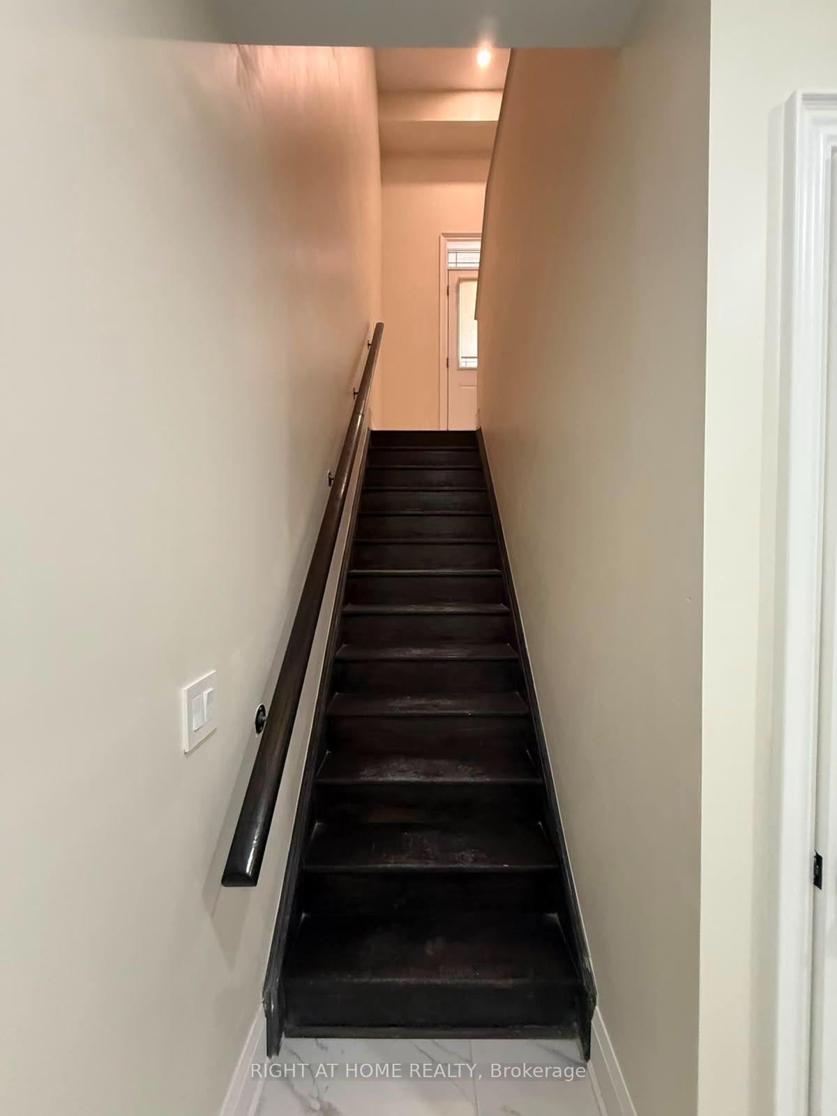 Photo 17 of Unit B, 2 Chesney Crescent, Vaughan, Kleinburg — HOMEH