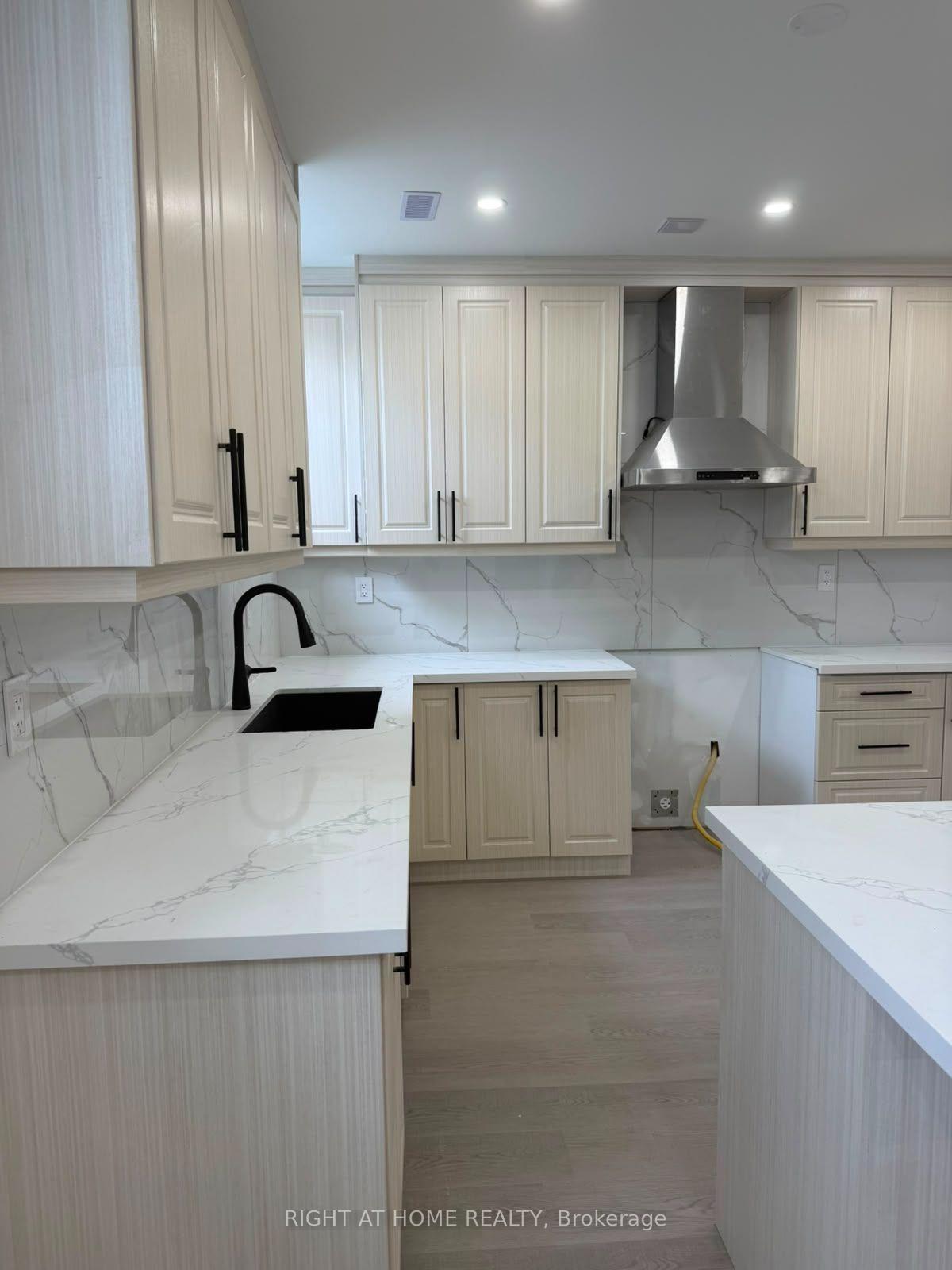Photo 19 of Unit B, 2 Chesney Crescent, Vaughan, Kleinburg — HOMEH