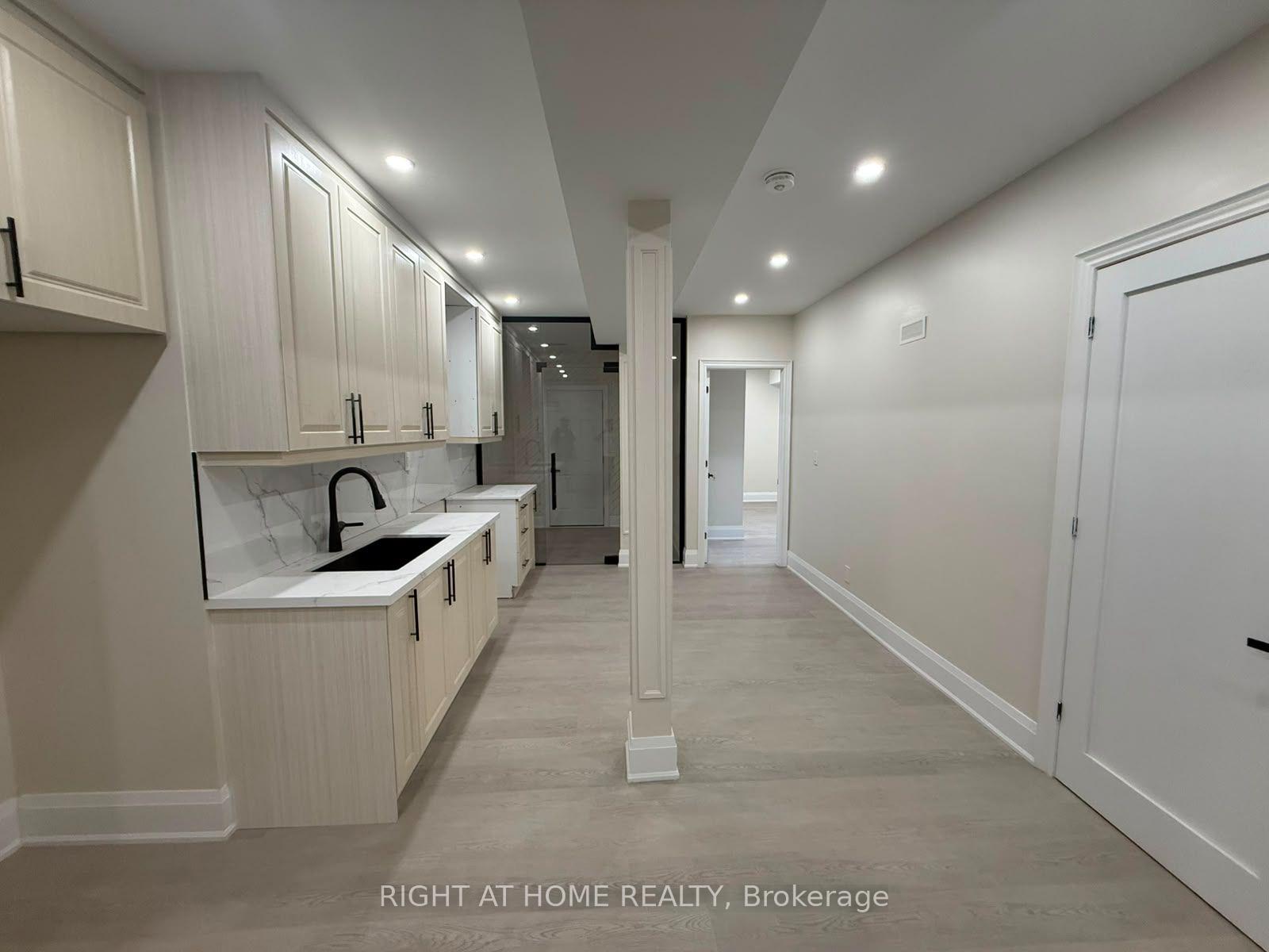 Photo 3 of Unit A, 2 Chesney Crescent, Vaughan, Kleinburg — HOMEH