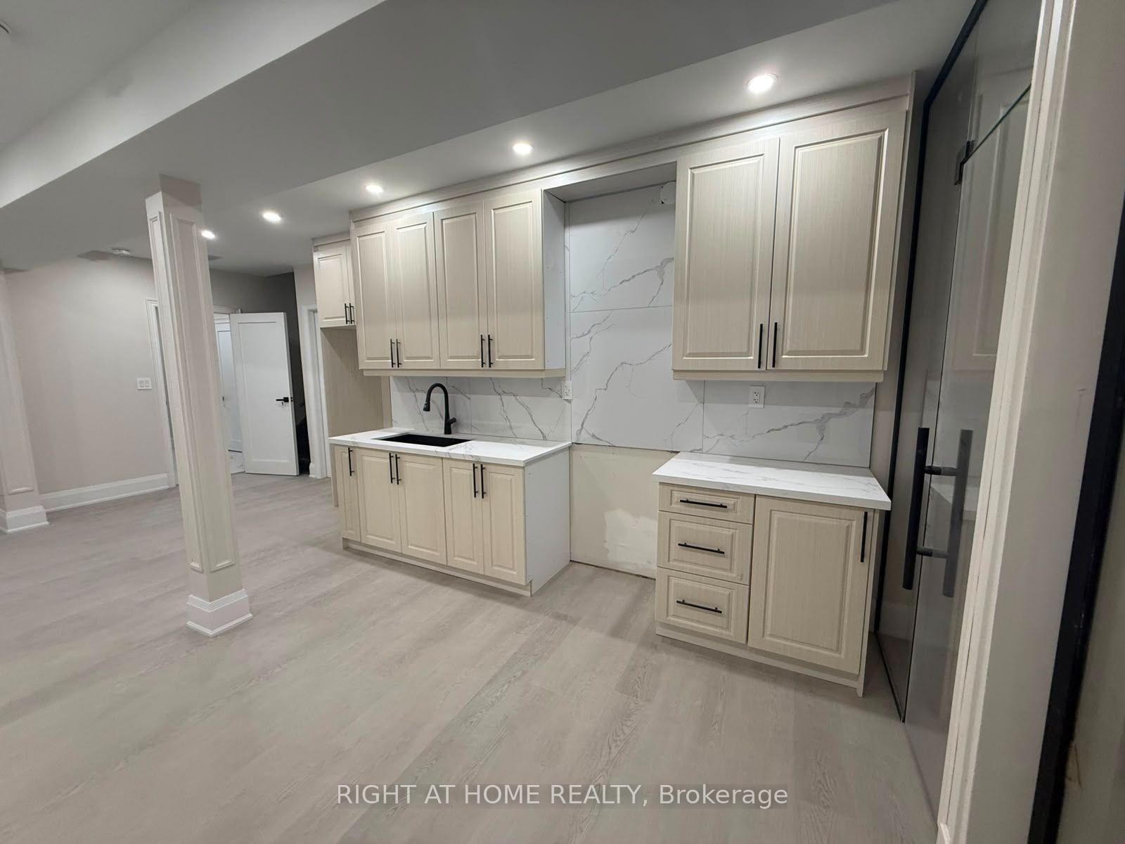 Photo 4 of Unit A, 2 Chesney Crescent, Vaughan, Kleinburg — HOMEH
