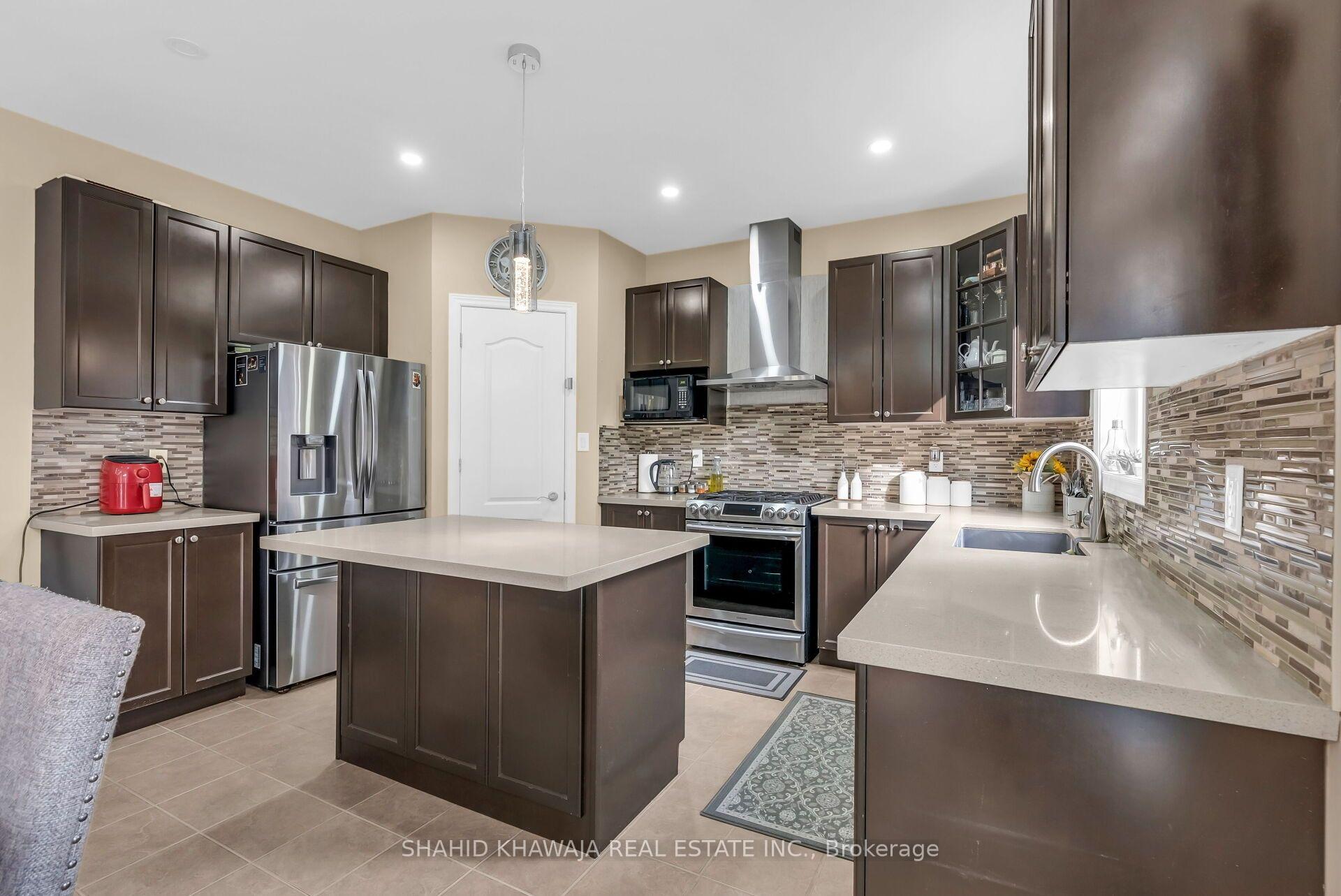 Photo 12 of 26 Pine Island Way, Brampton, Credit Valley — HOMEH