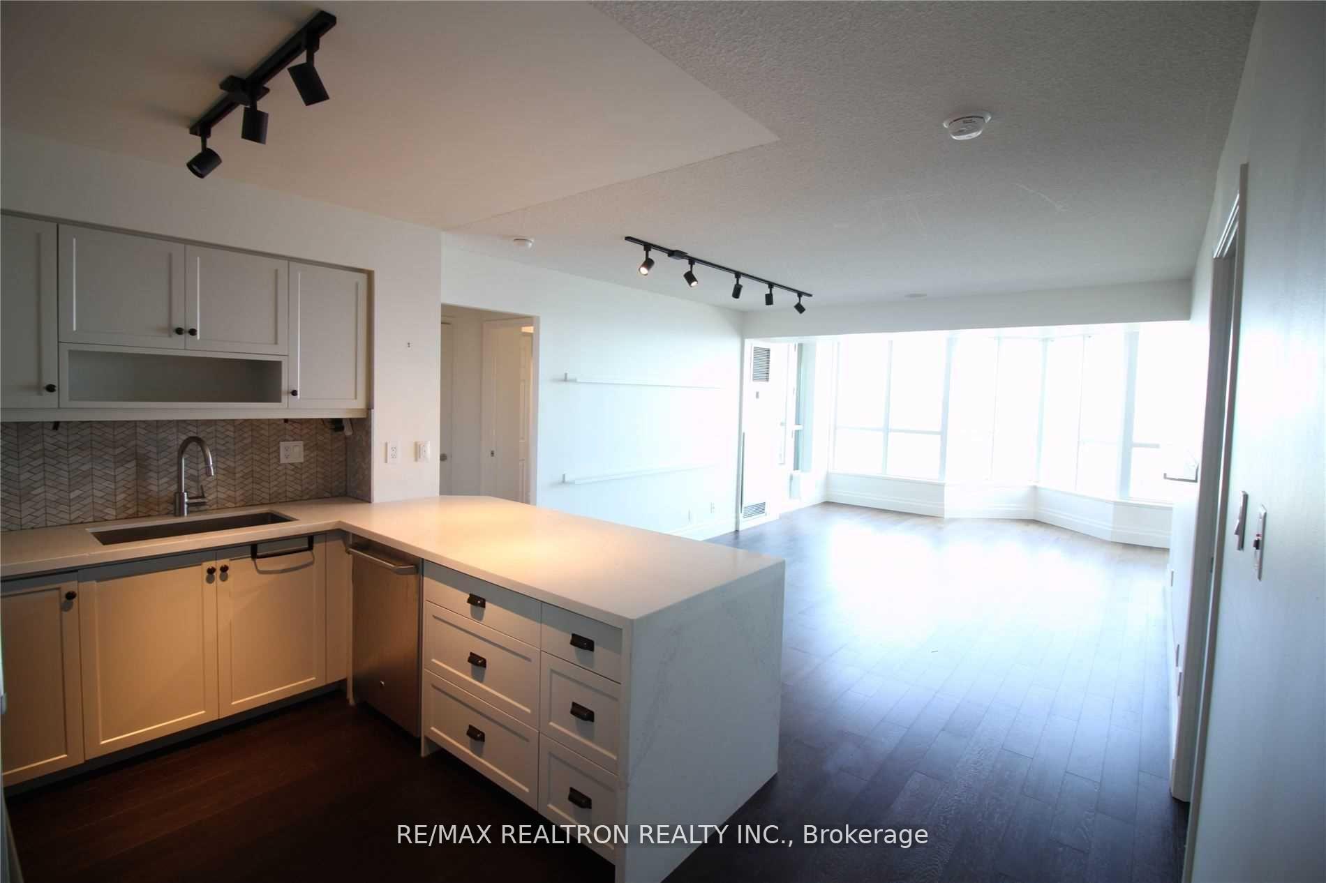 Photo 2 of Unit 825, 230 Queens Quay W, Toronto, Waterfront Communities — HOMEH