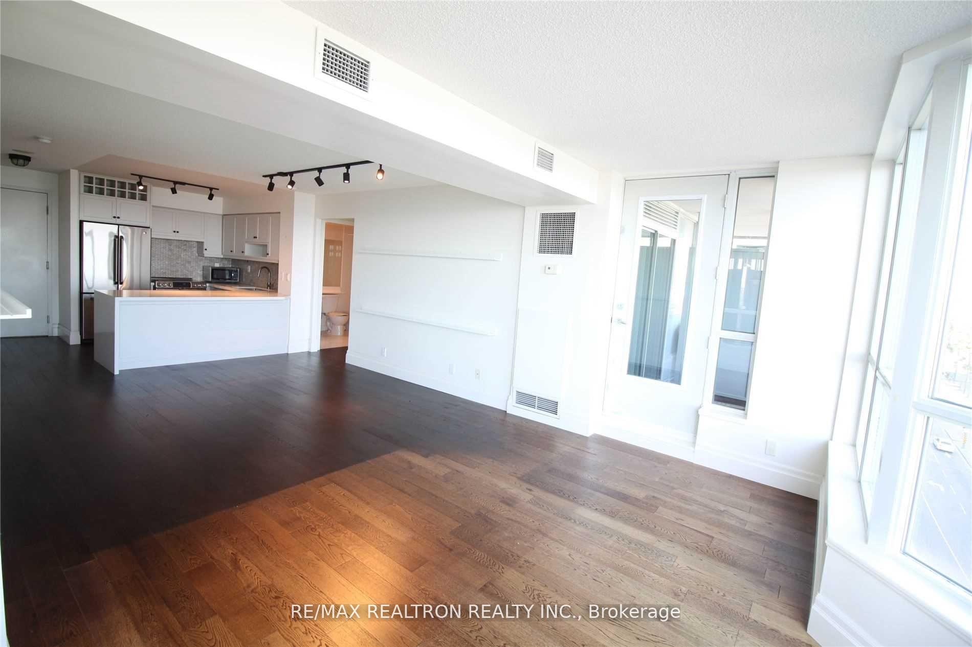 Photo 4 of Unit 825, 230 Queens Quay W, Toronto, Waterfront Communities — HOMEH