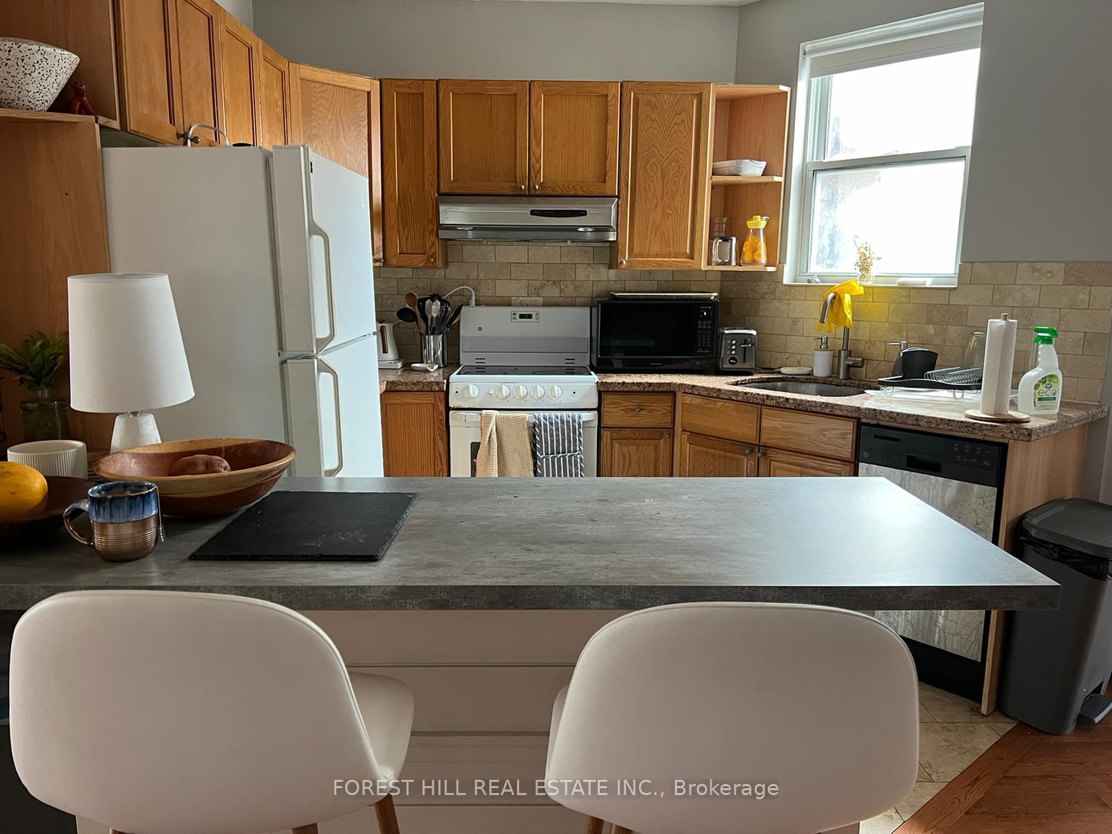 Photo 5 of Unit 2, 12 Salem Ave, Toronto, Dovercourt-Wallace Emerson-Junction — HOMEH