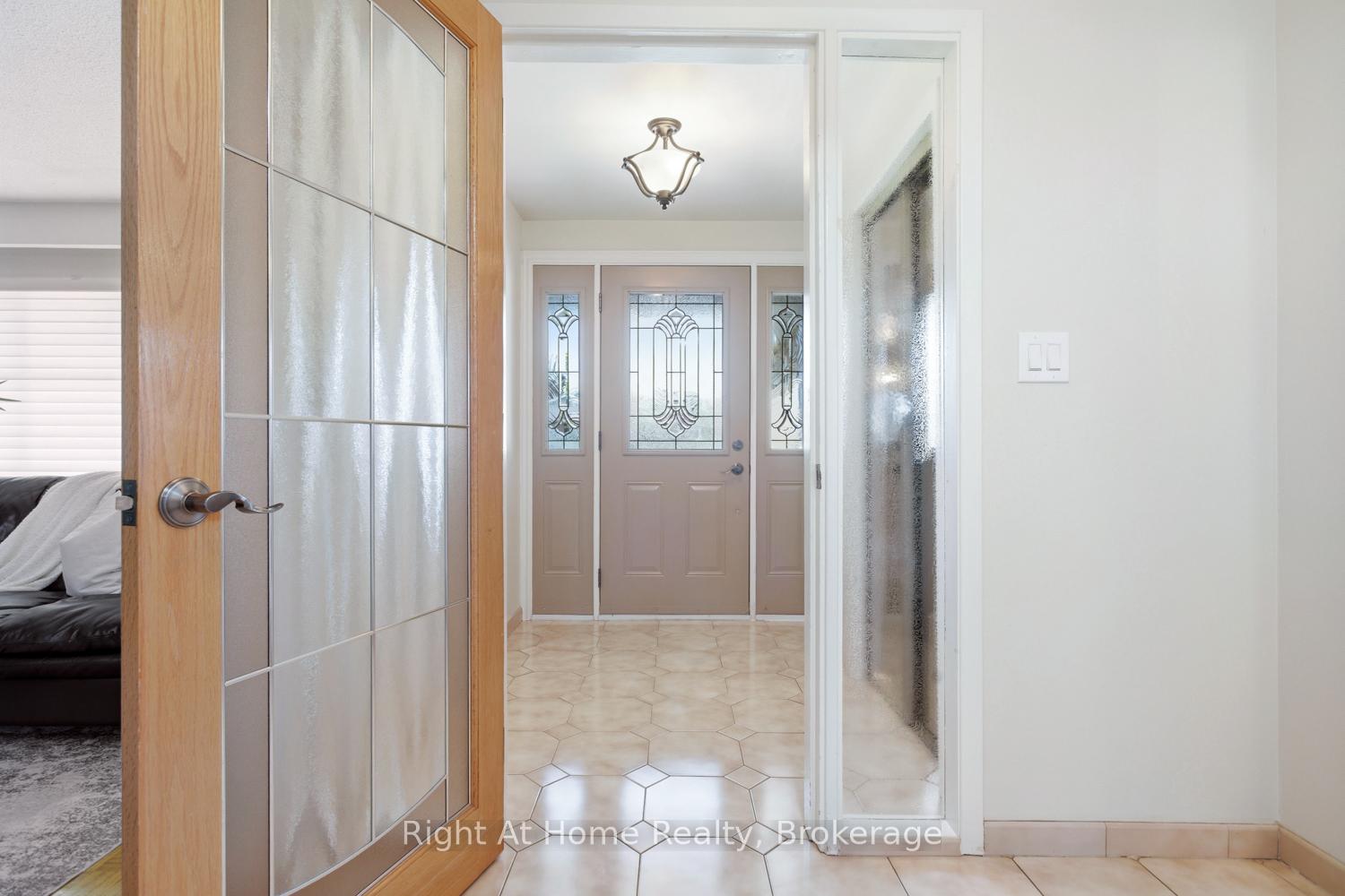 Photo 8 of 12 Pittmann Crescent, Ajax, South West — HOMEH