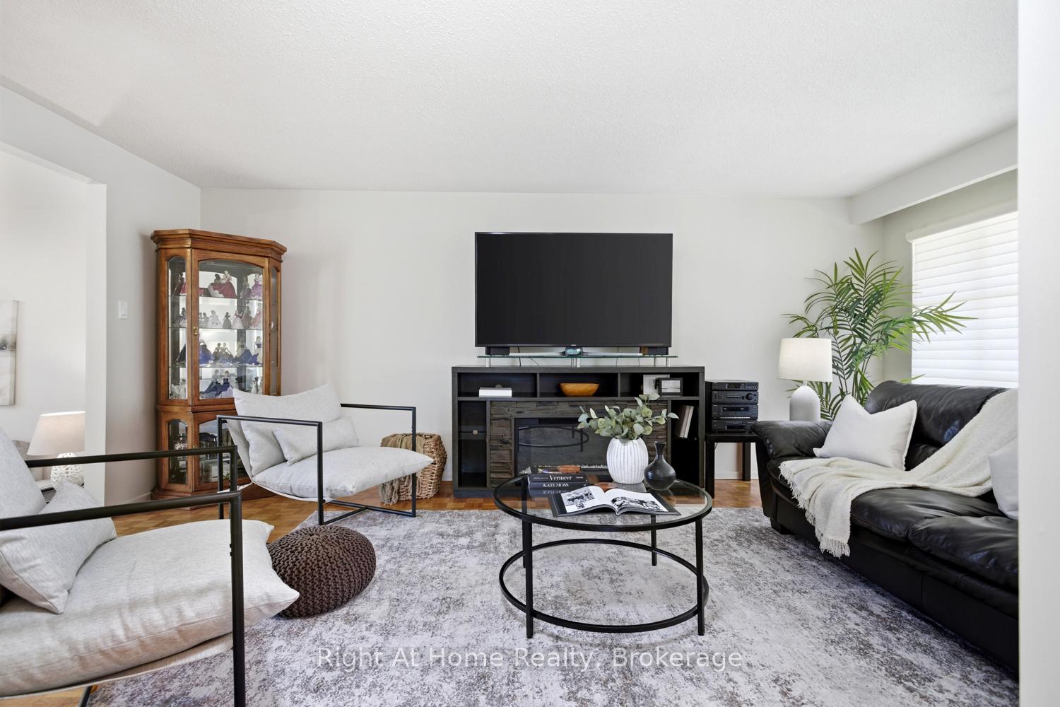 Photo 9 of 12 Pittmann Crescent, Ajax, South West — HOMEH