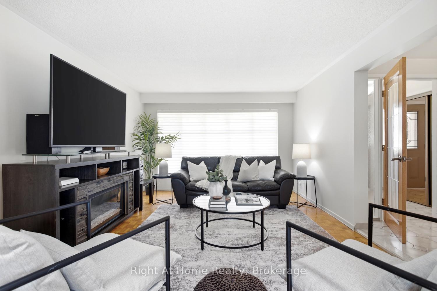 Photo 10 of 12 Pittmann Crescent, Ajax, South West — HOMEH