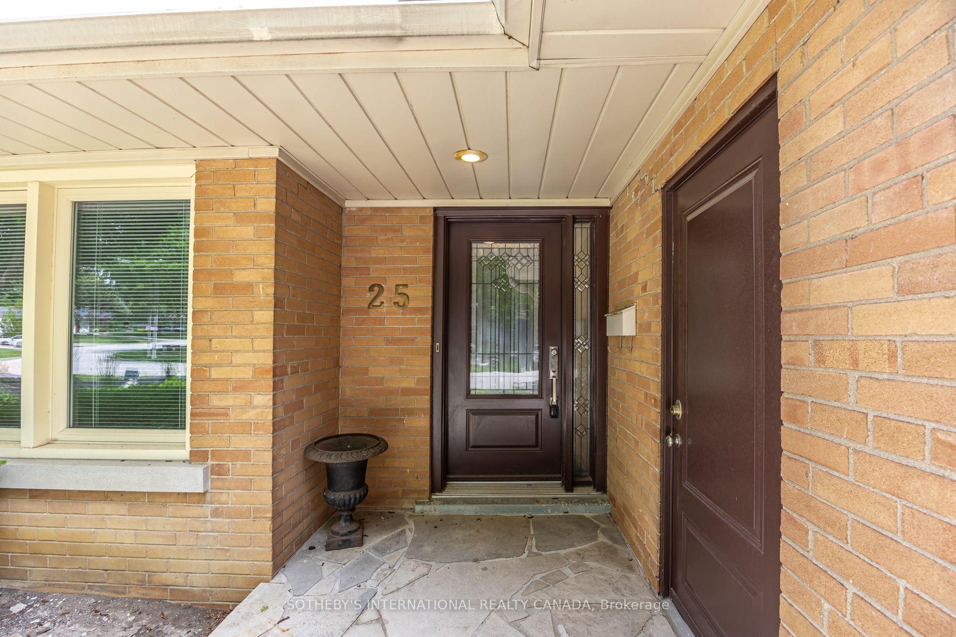 Photo 3 of 25 Abinger Crescent, Etobicoke, Princess-Rosethorn — HOMEH