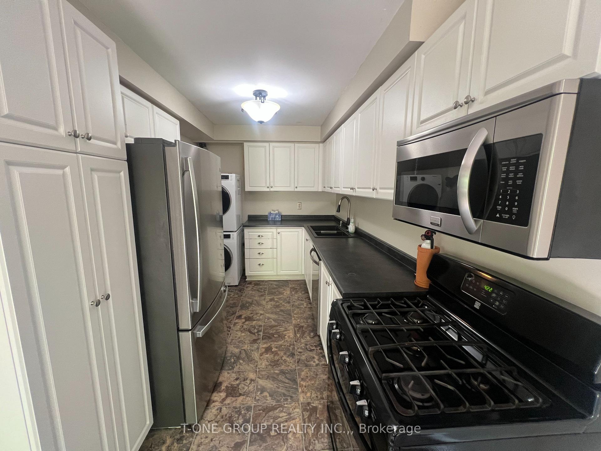 Photo 2 of 45 Burns Circle, Barrie, Letitia Heights — HOMEH