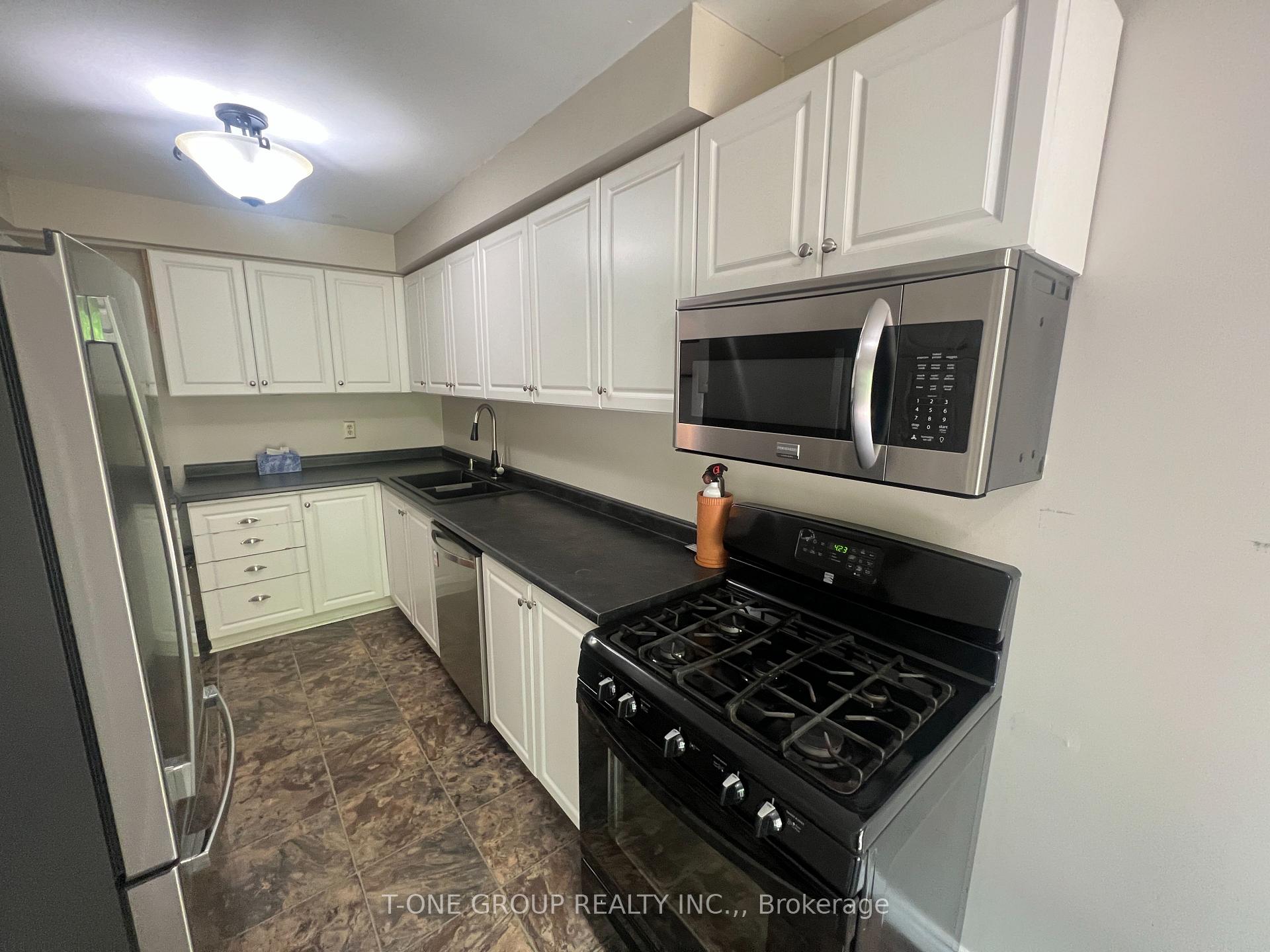 Photo 4 of 45 Burns Circle, Barrie, Letitia Heights — HOMEH