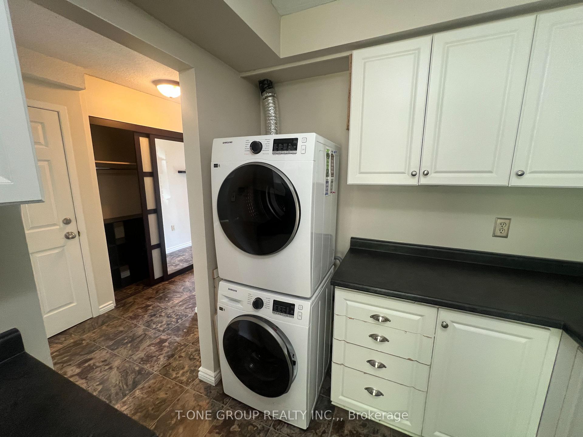 Photo 5 of 45 Burns Circle, Barrie, Letitia Heights — HOMEH