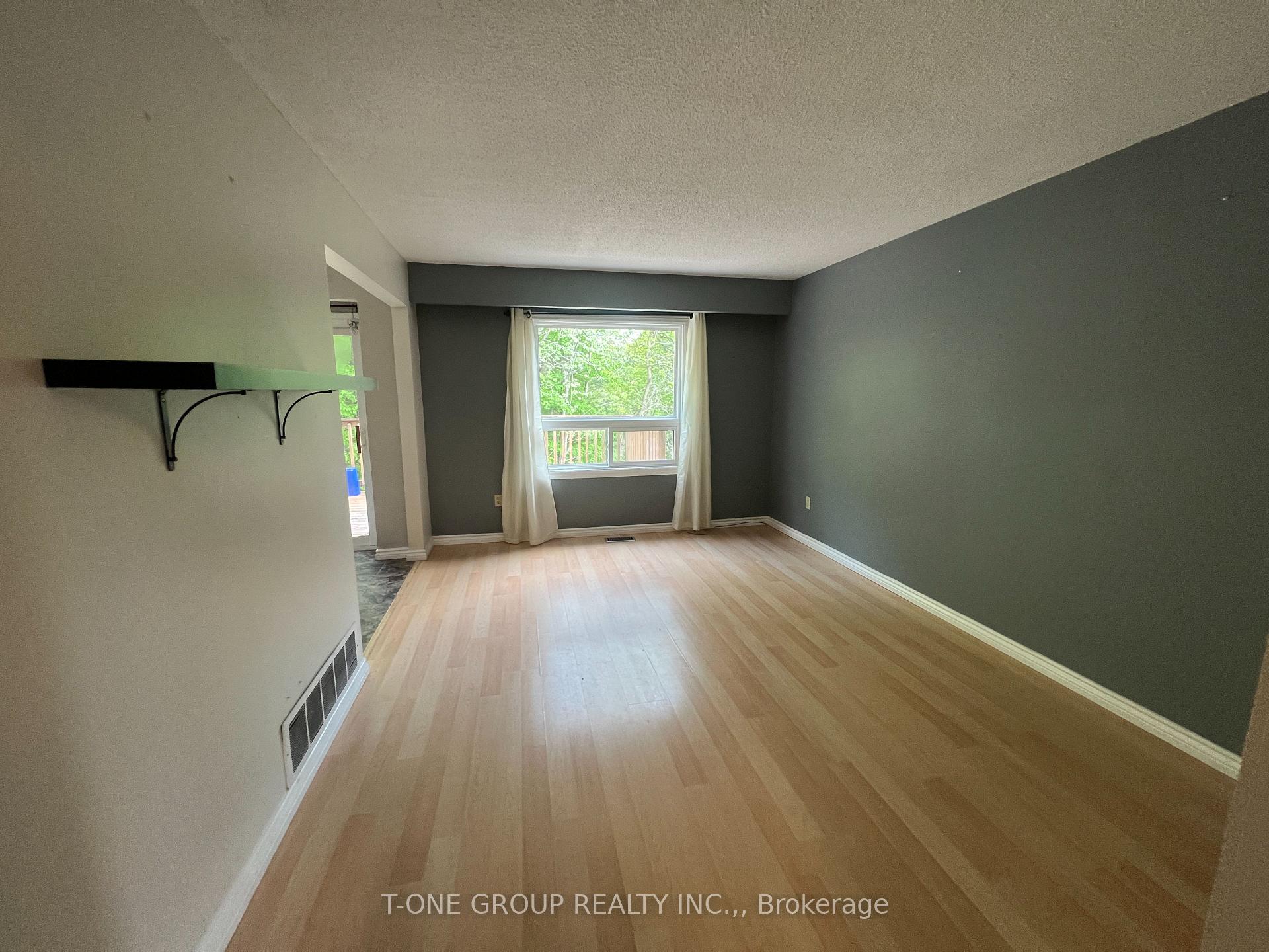 Photo 7 of 45 Burns Circle, Barrie, Letitia Heights — HOMEH