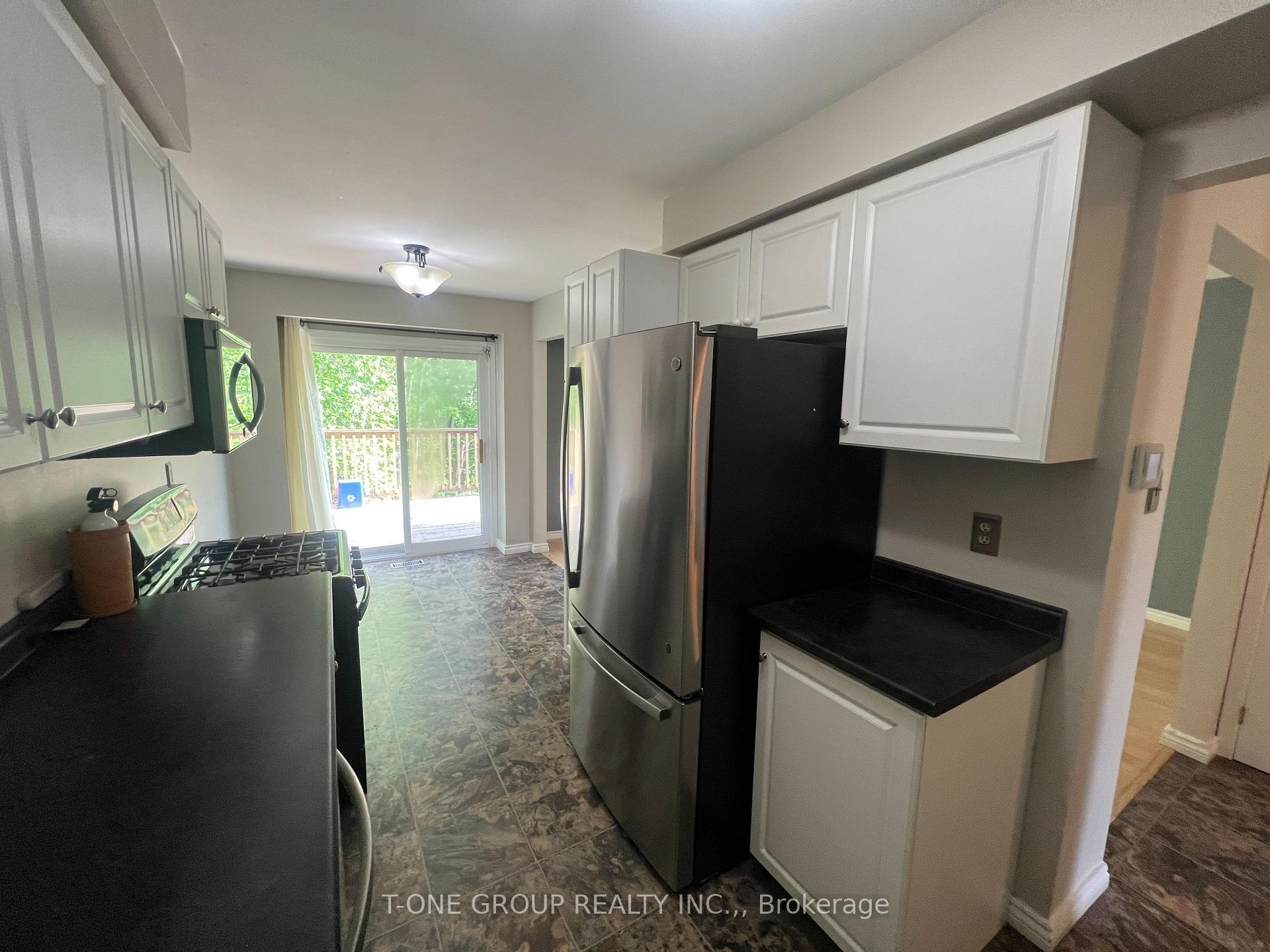 Photo 8 of 45 Burns Circle, Barrie, Letitia Heights — HOMEH