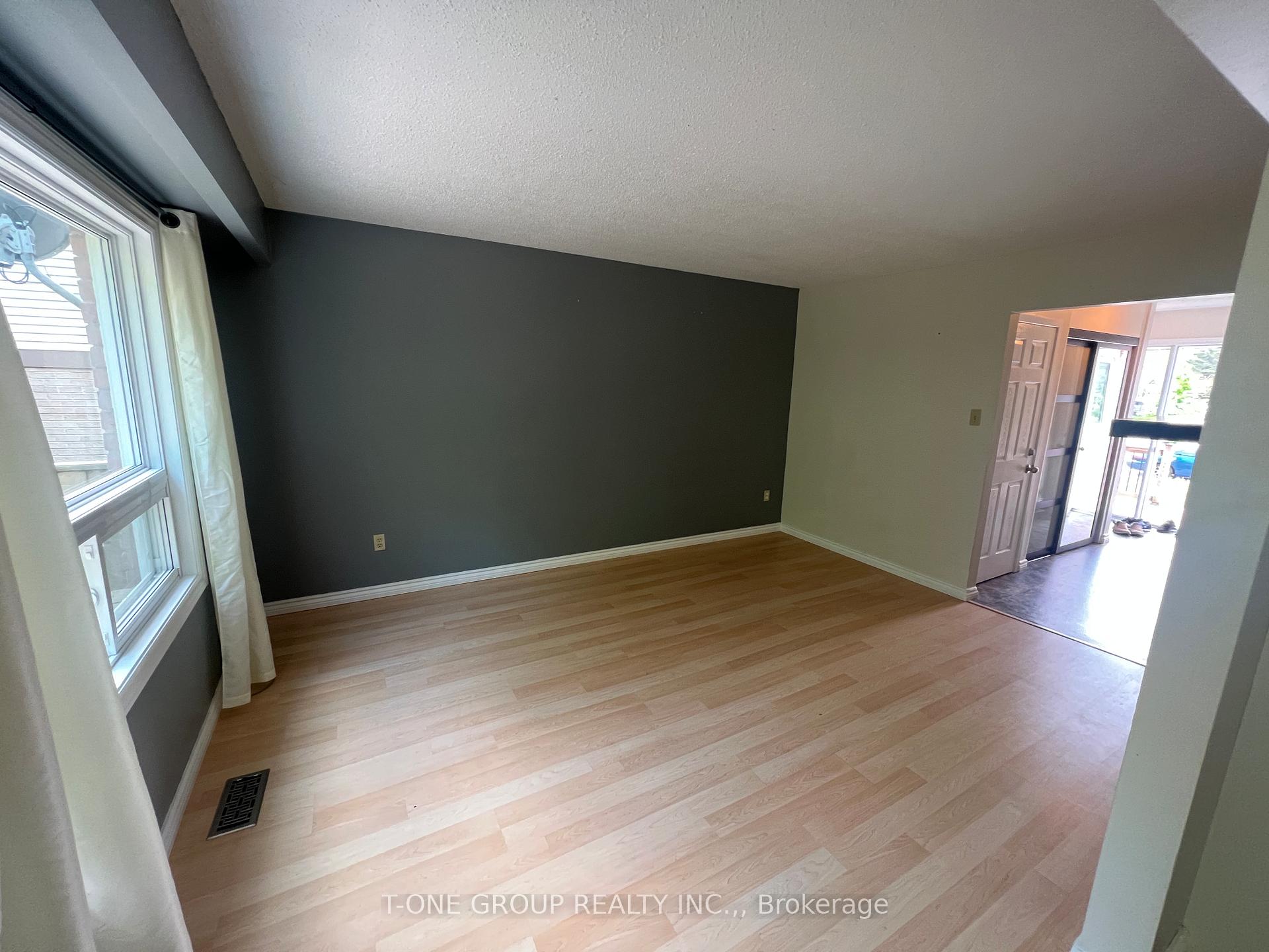Photo 9 of 45 Burns Circle, Barrie, Letitia Heights — HOMEH