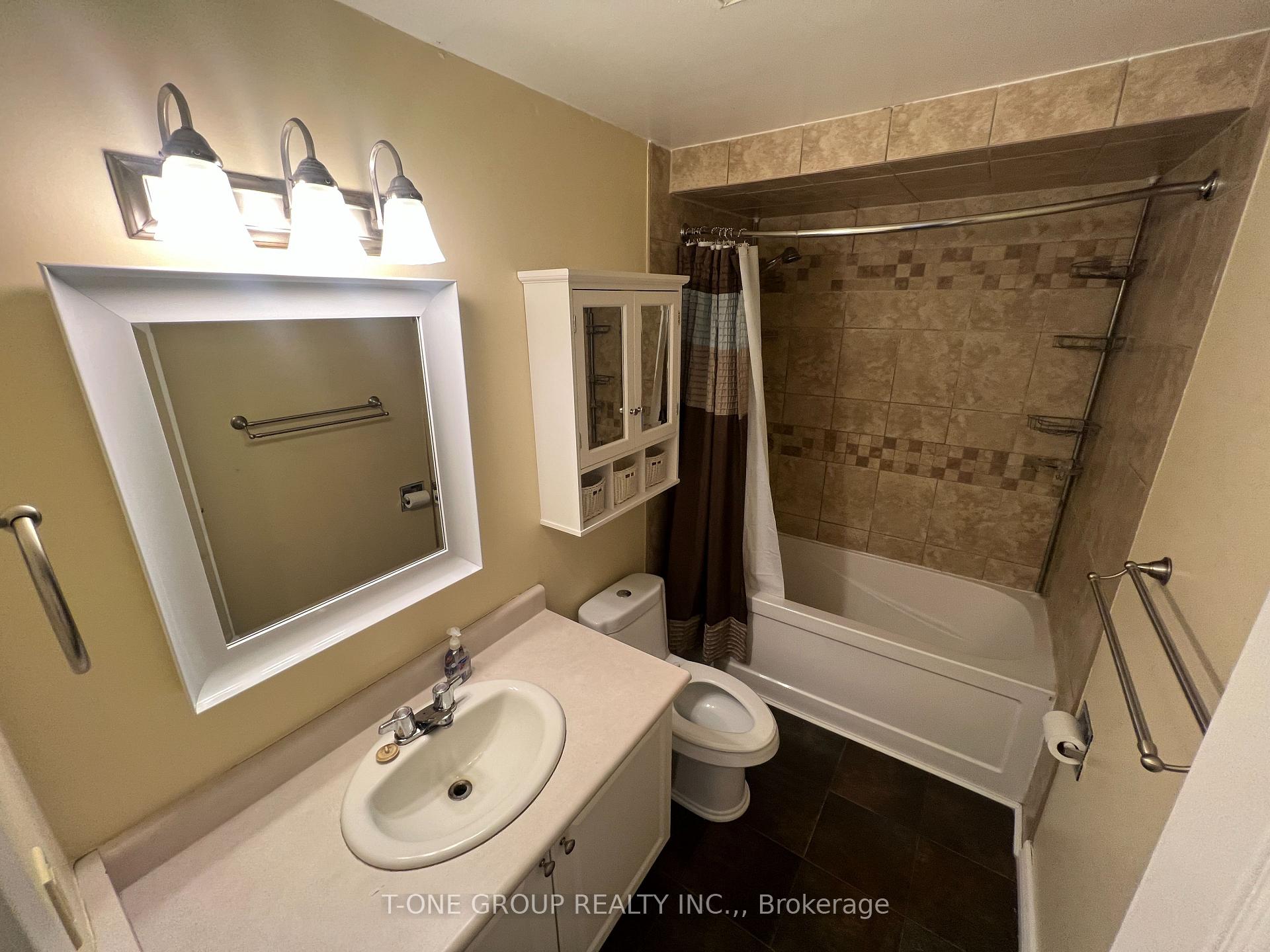 Photo 11 of 45 Burns Circle, Barrie, Letitia Heights — HOMEH