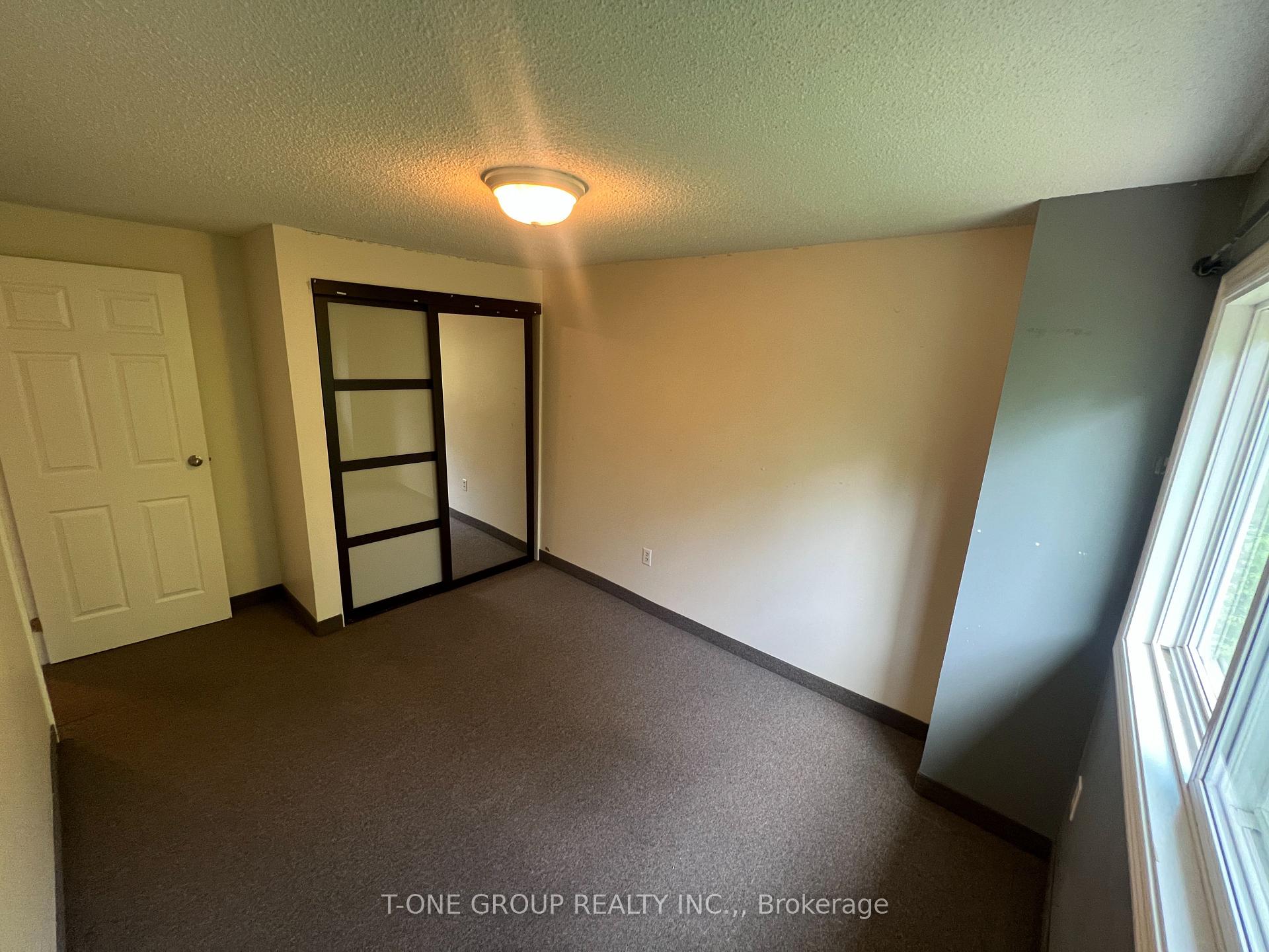 Photo 12 of 45 Burns Circle, Barrie, Letitia Heights — HOMEH