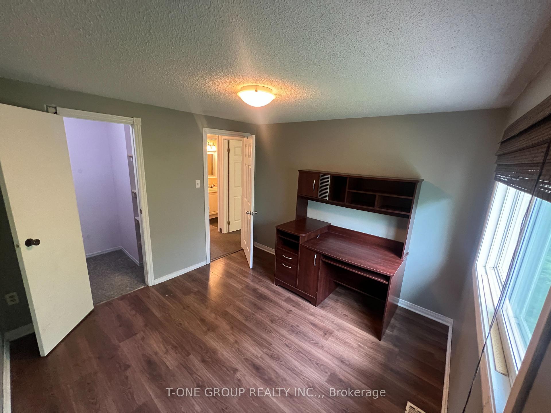 Photo 13 of 45 Burns Circle, Barrie, Letitia Heights — HOMEH