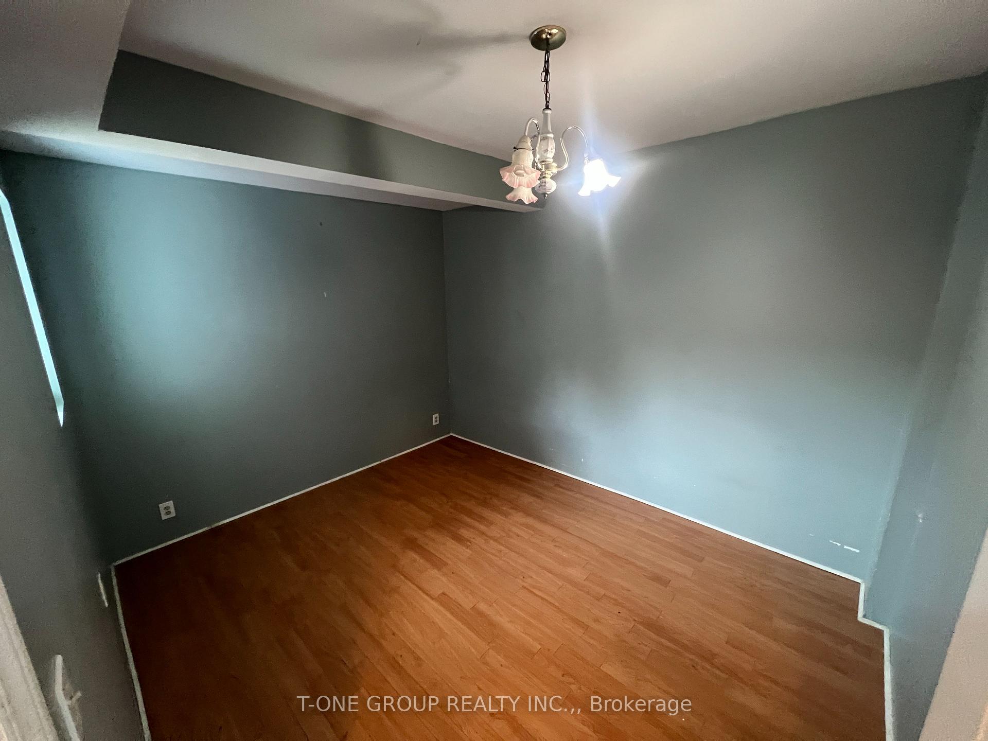 Photo 15 of 45 Burns Circle, Barrie, Letitia Heights — HOMEH
