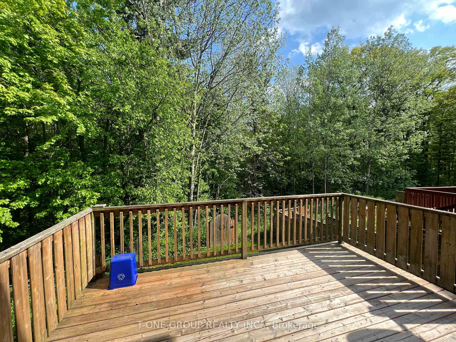 Photo 16 of 45 Burns Circle, Barrie, Letitia Heights — HOMEH