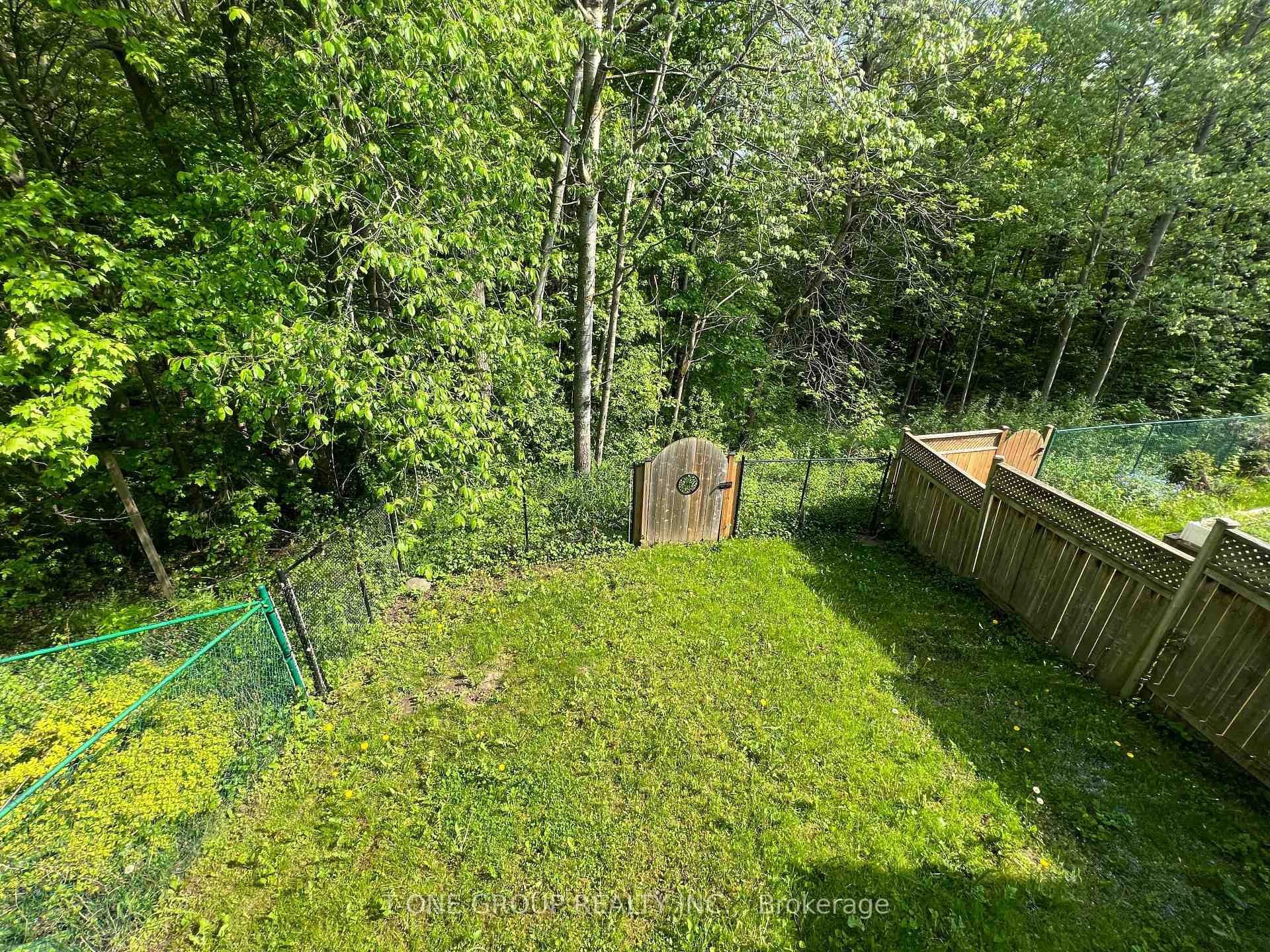 Photo 17 of 45 Burns Circle, Barrie, Letitia Heights — HOMEH